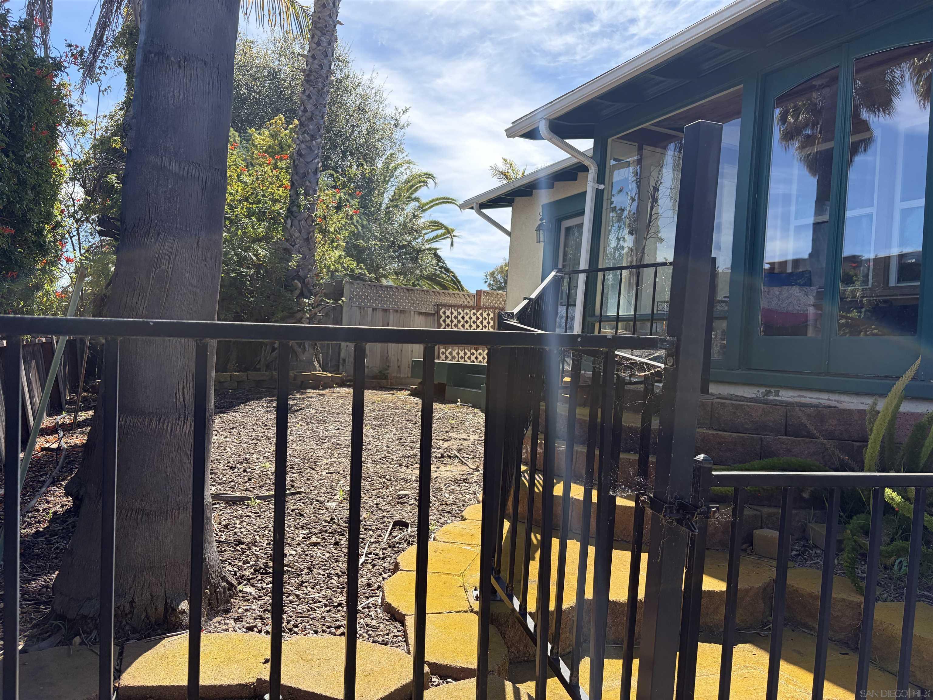 Detail Gallery Image 2 of 13 For 415 S Weitzel St, Oceanside,  CA 92054 - 2 Beds | 1 Baths