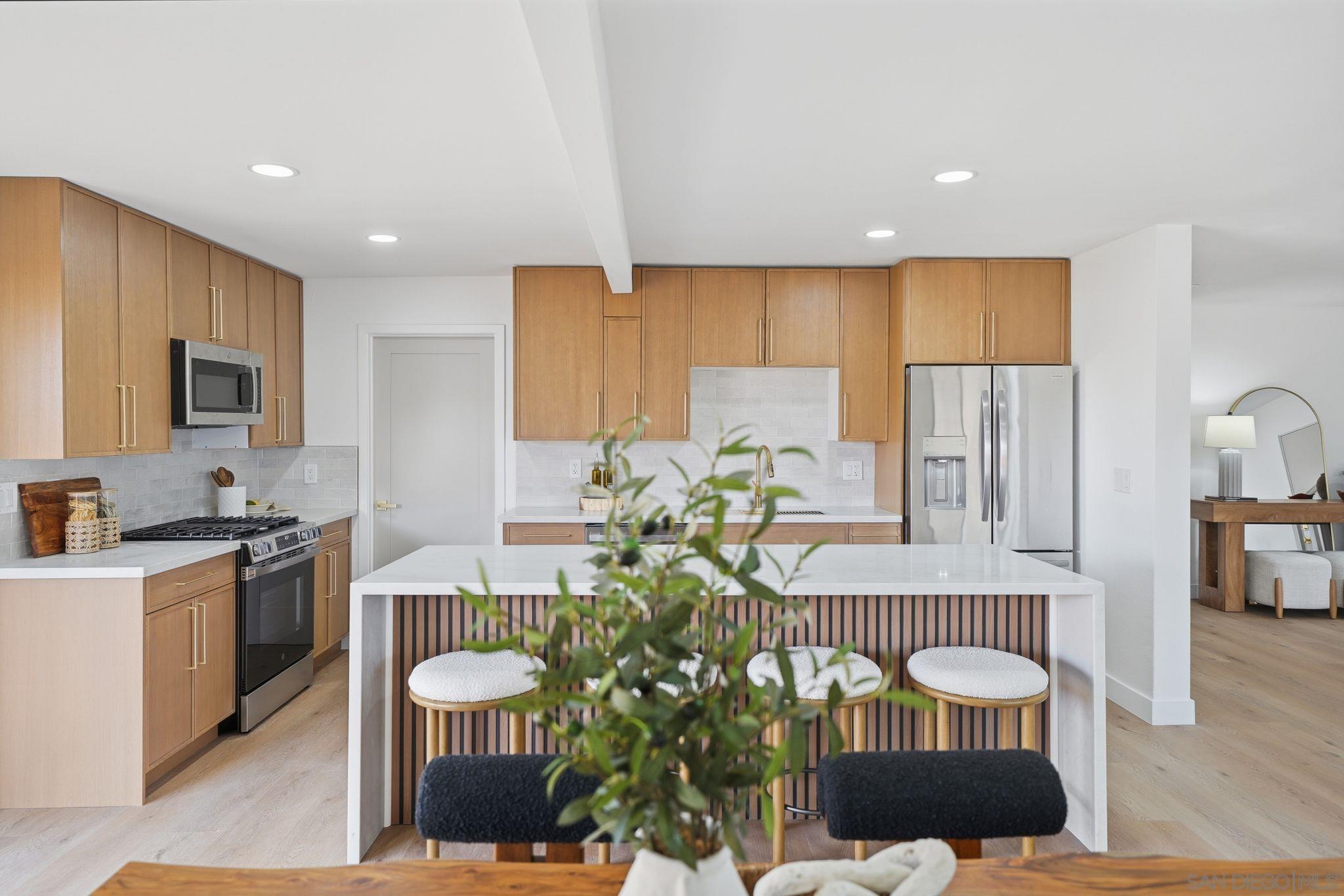 Detail Gallery Image 11 of 42 For 5135  New Haven, San Diego,  CA 92117 - 6 Beds | 5 Baths