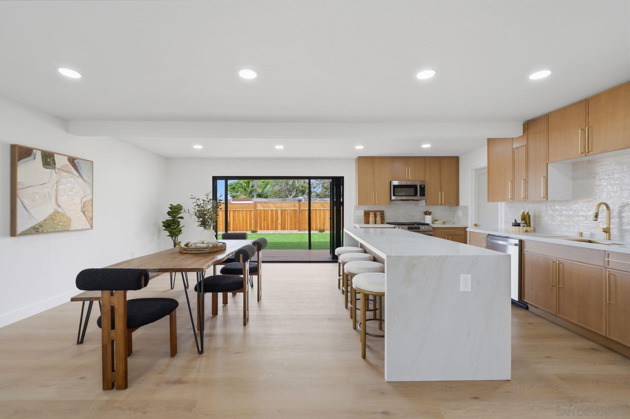 Detail Gallery Image 12 of 42 For 5135  New Haven, San Diego,  CA 92117 - 6 Beds | 5 Baths