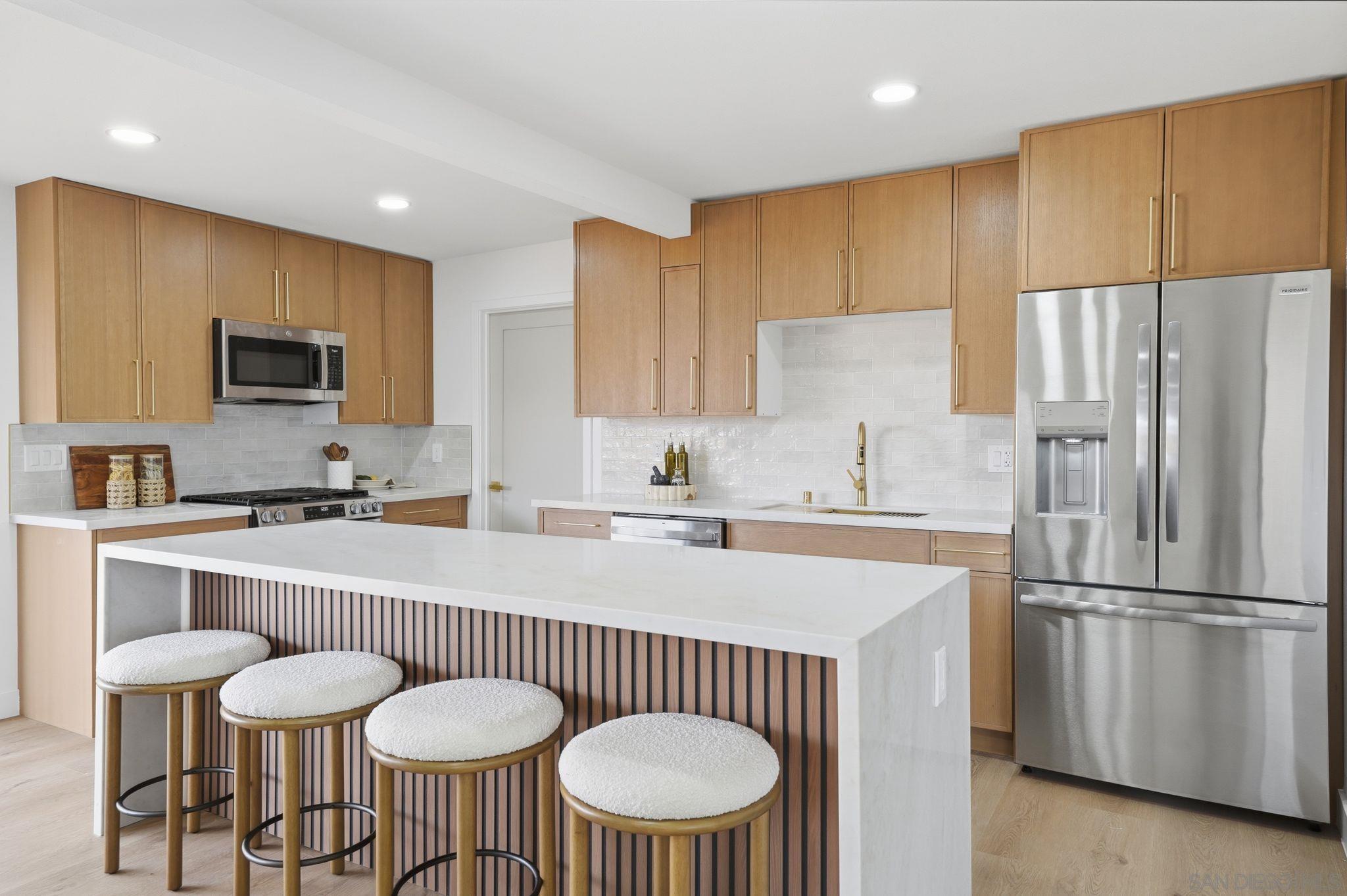 Detail Gallery Image 4 of 42 For 5135  New Haven, San Diego,  CA 92117 - 6 Beds | 5 Baths