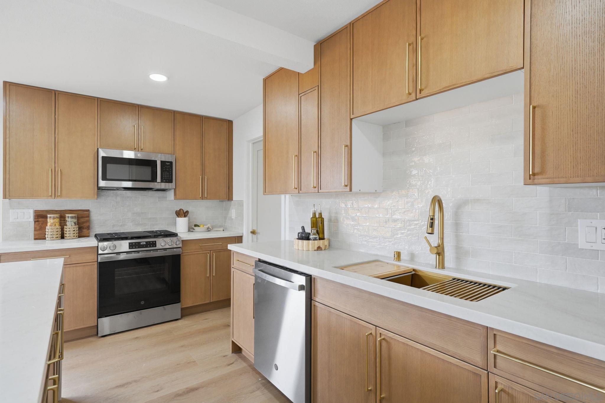 Detail Gallery Image 5 of 42 For 5135  New Haven, San Diego,  CA 92117 - 6 Beds | 5 Baths