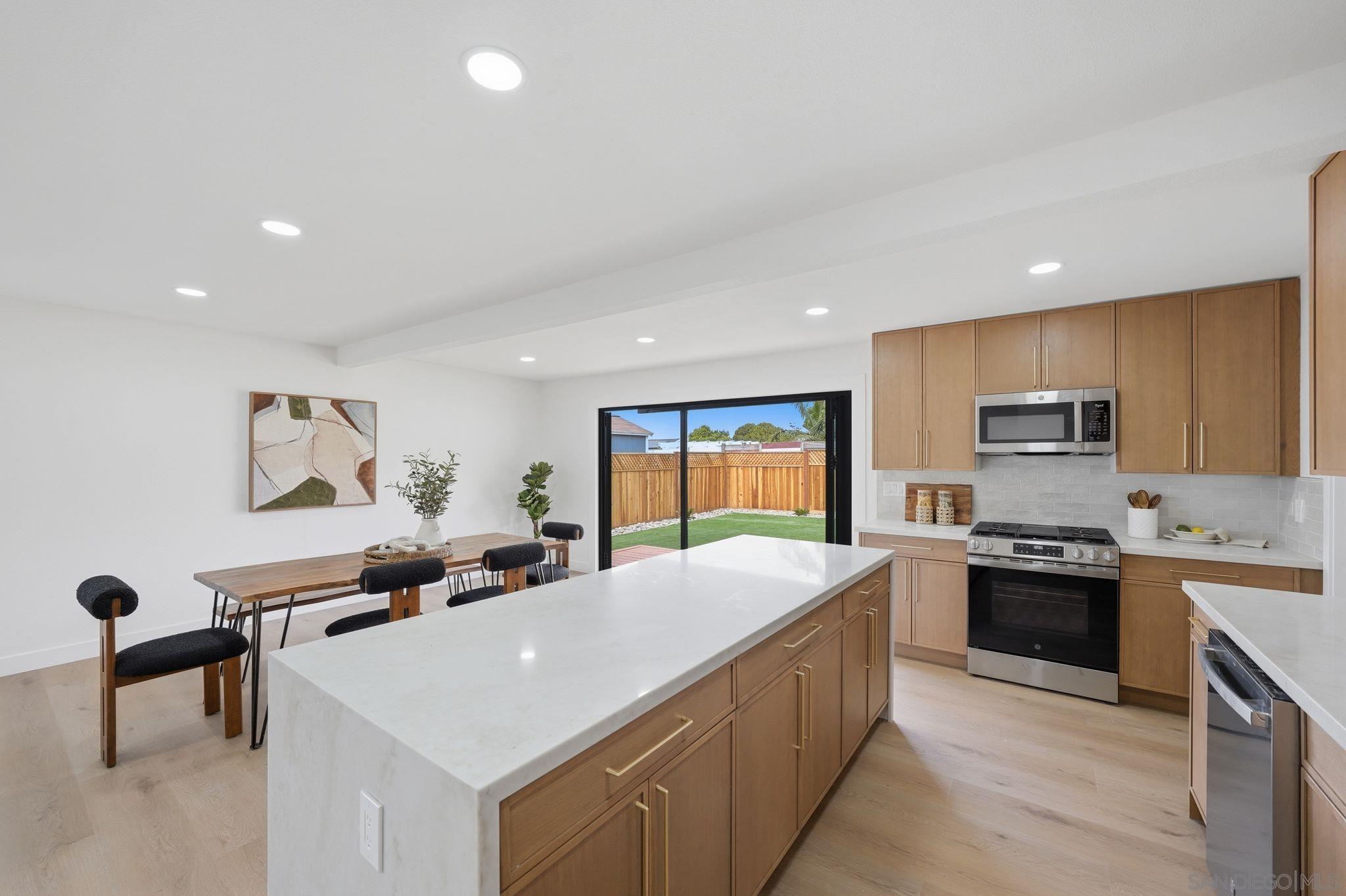 Detail Gallery Image 6 of 42 For 5135  New Haven, San Diego,  CA 92117 - 6 Beds | 5 Baths