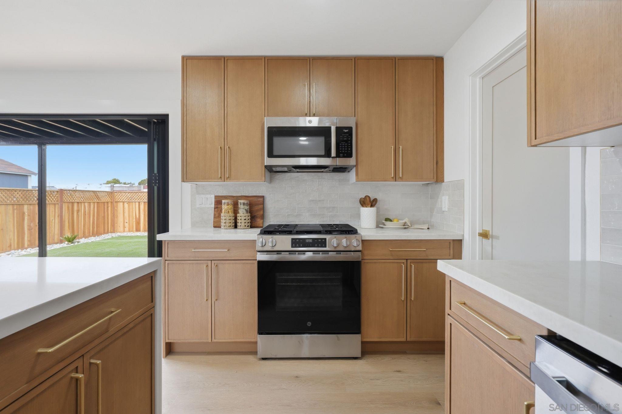 Detail Gallery Image 7 of 42 For 5135  New Haven, San Diego,  CA 92117 - 6 Beds | 5 Baths