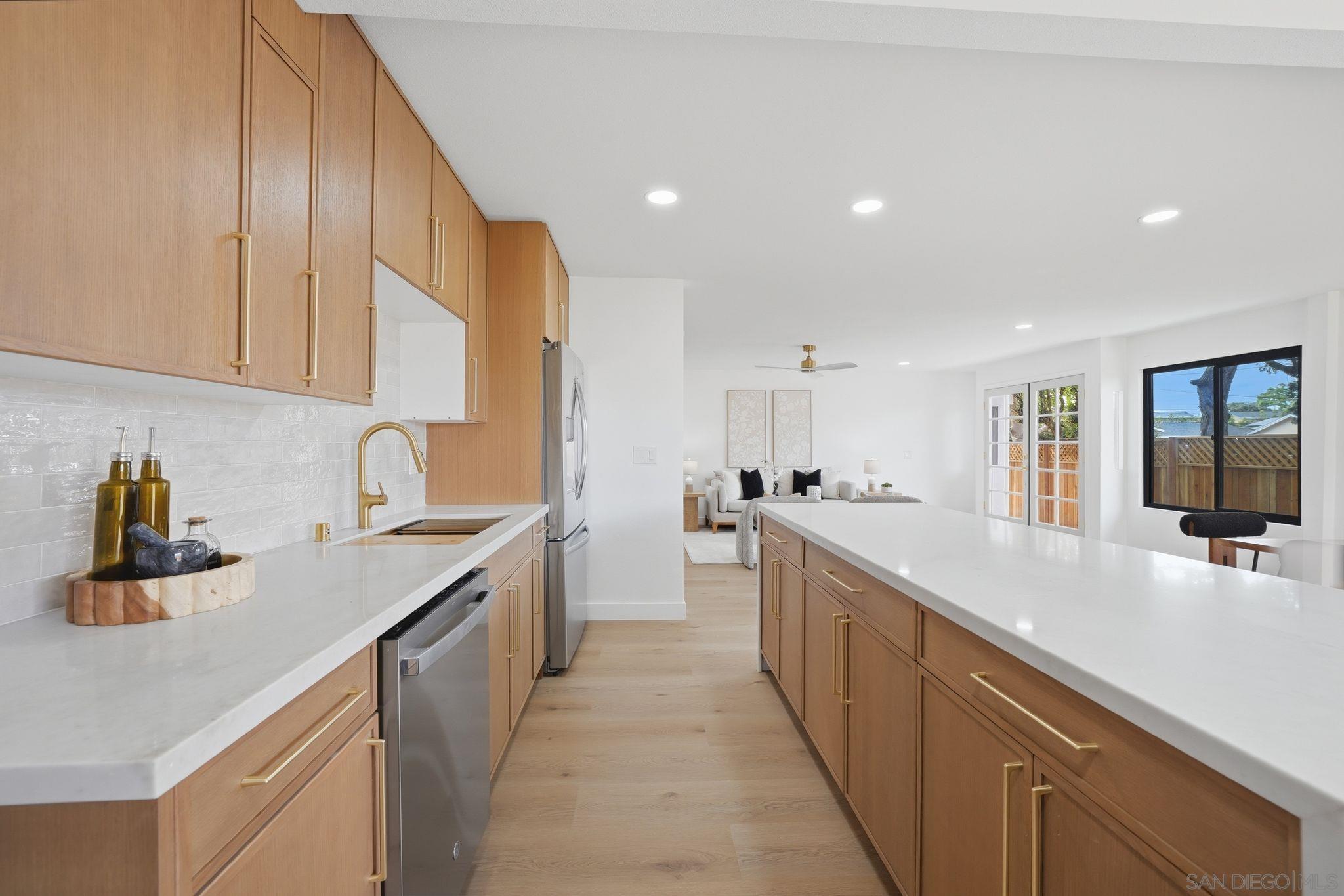 Detail Gallery Image 9 of 42 For 5135  New Haven, San Diego,  CA 92117 - 6 Beds | 5 Baths