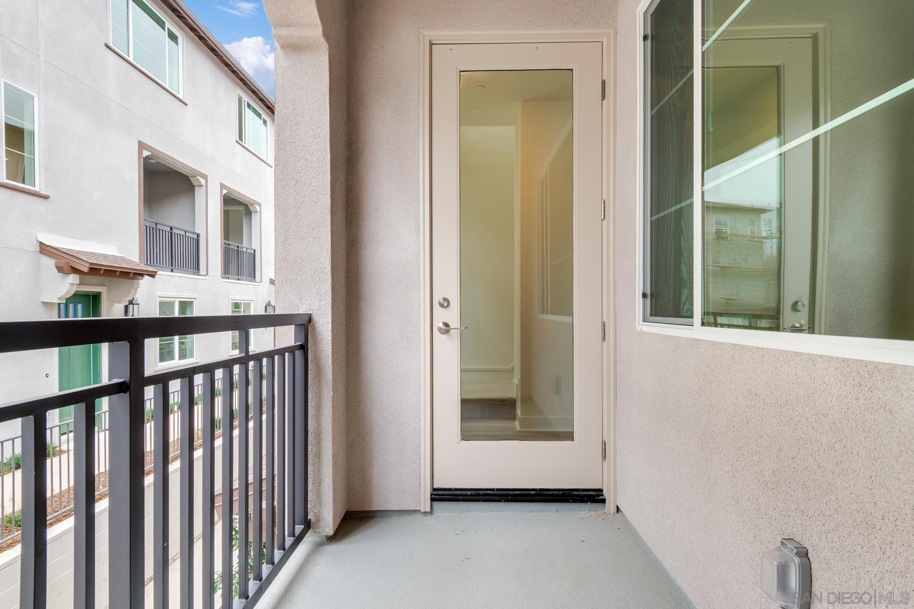 Detail Gallery Image 4 of 16 For 12821  Encantadora Lot 40  #UNIT 440,  San Diego,  CA 92129 - 3 Beds | 3/1 Baths