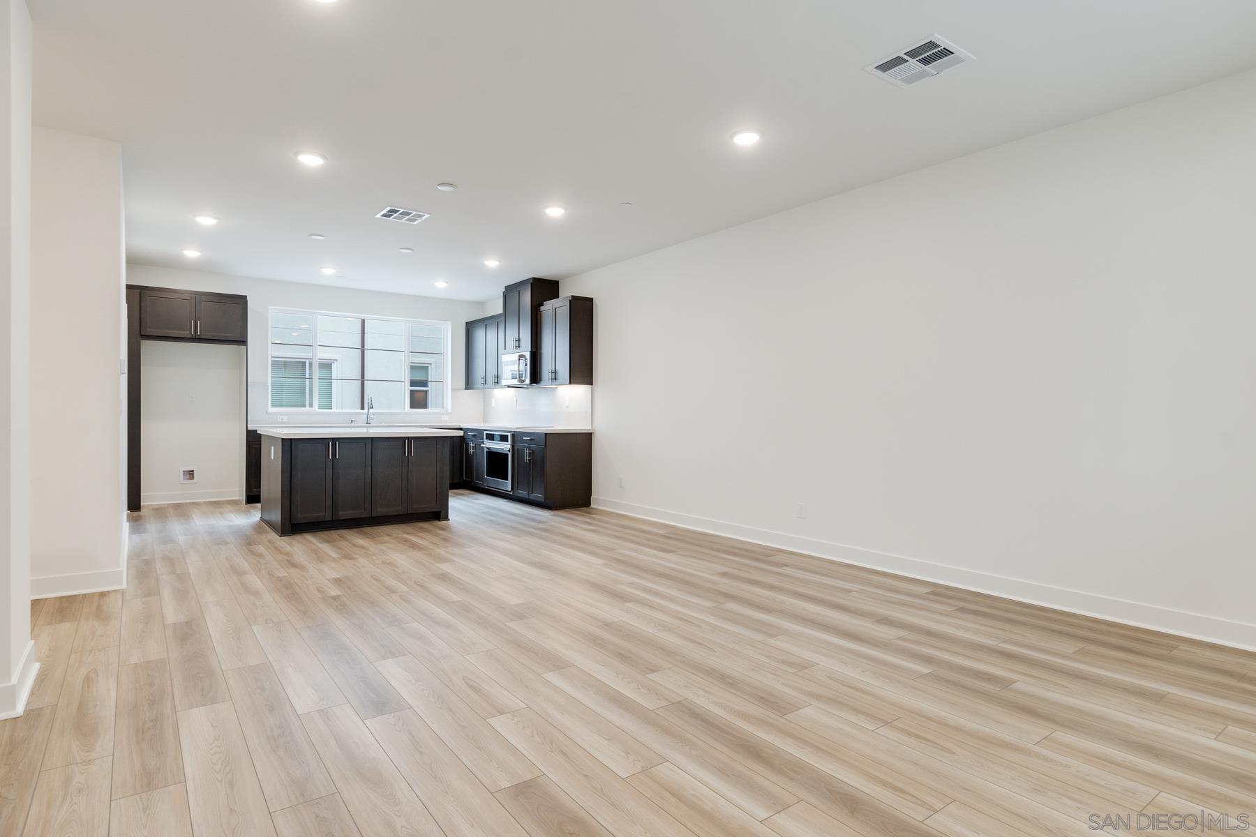 Detail Gallery Image 6 of 16 For 12821  Encantadora Lot 40  #UNIT 440,  San Diego,  CA 92129 - 3 Beds | 3/1 Baths