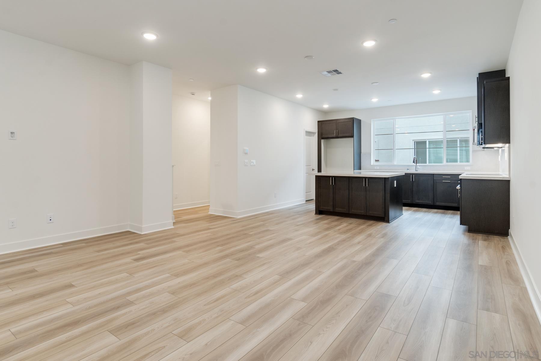 Detail Gallery Image 7 of 16 For 12821  Encantadora Lot 40  #UNIT 440,  San Diego,  CA 92129 - 3 Beds | 3/1 Baths