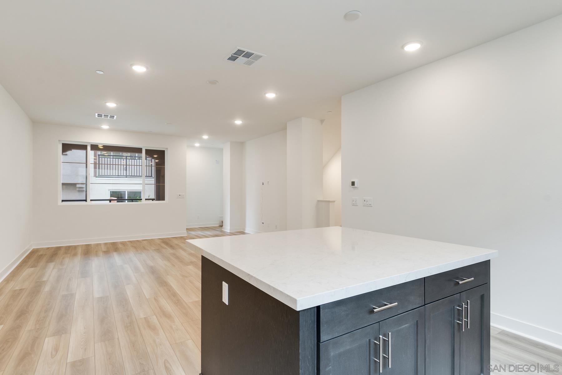 Detail Gallery Image 9 of 16 For 12821  Encantadora Lot 40  #UNIT 440,  San Diego,  CA 92129 - 3 Beds | 3/1 Baths