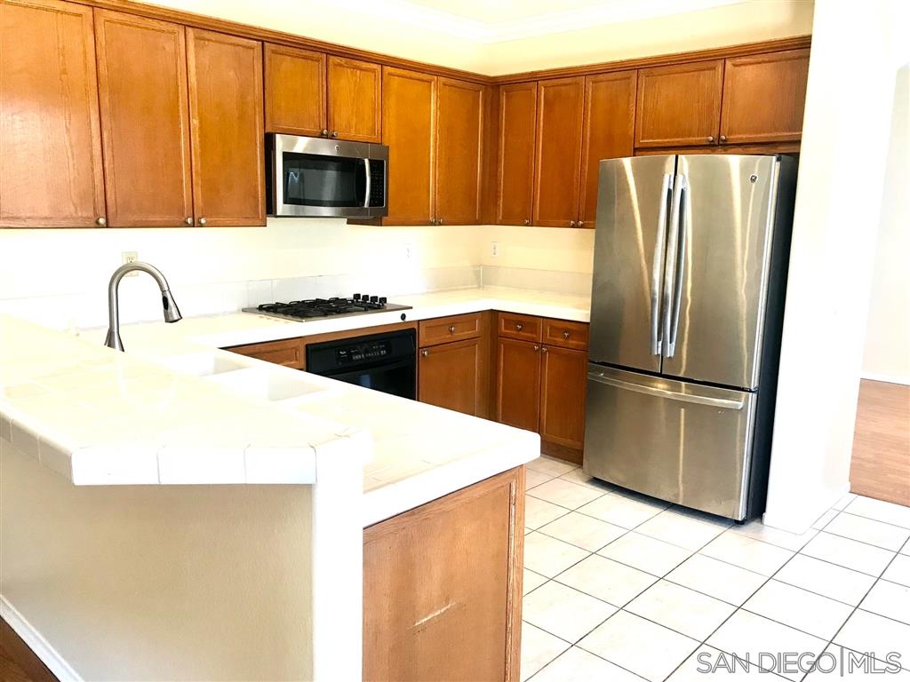 Detail Gallery Image 4 of 12 For 12673  via Las Lenas, San Diego,  CA 92129 - 4 Beds | 3 Baths