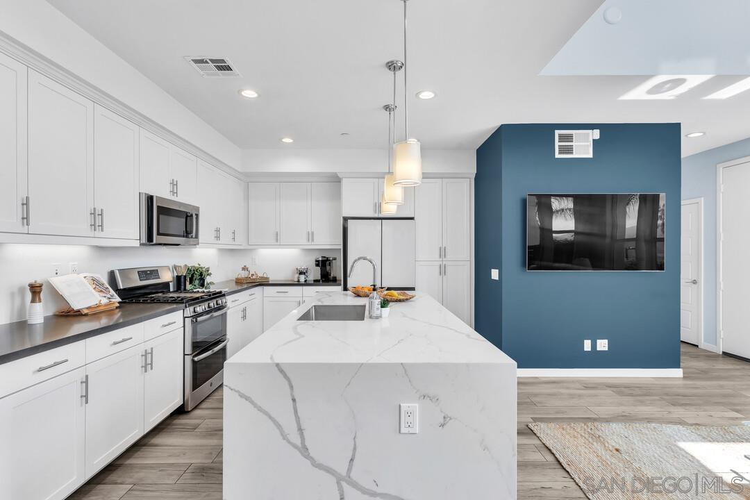 Detail Gallery Image 9 of 46 For 2344  Element Way, Chula Vista,  CA 91915 - 4 Beds | 3/1 Baths