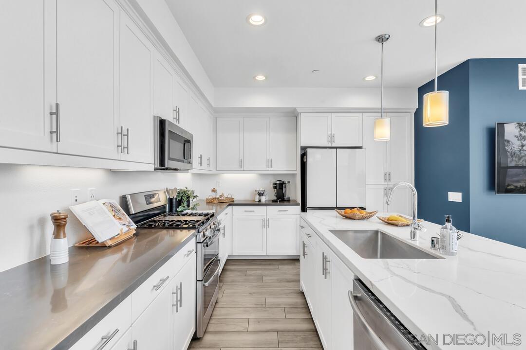 Detail Gallery Image 10 of 46 For 2344  Element Way, Chula Vista,  CA 91915 - 4 Beds | 3/1 Baths