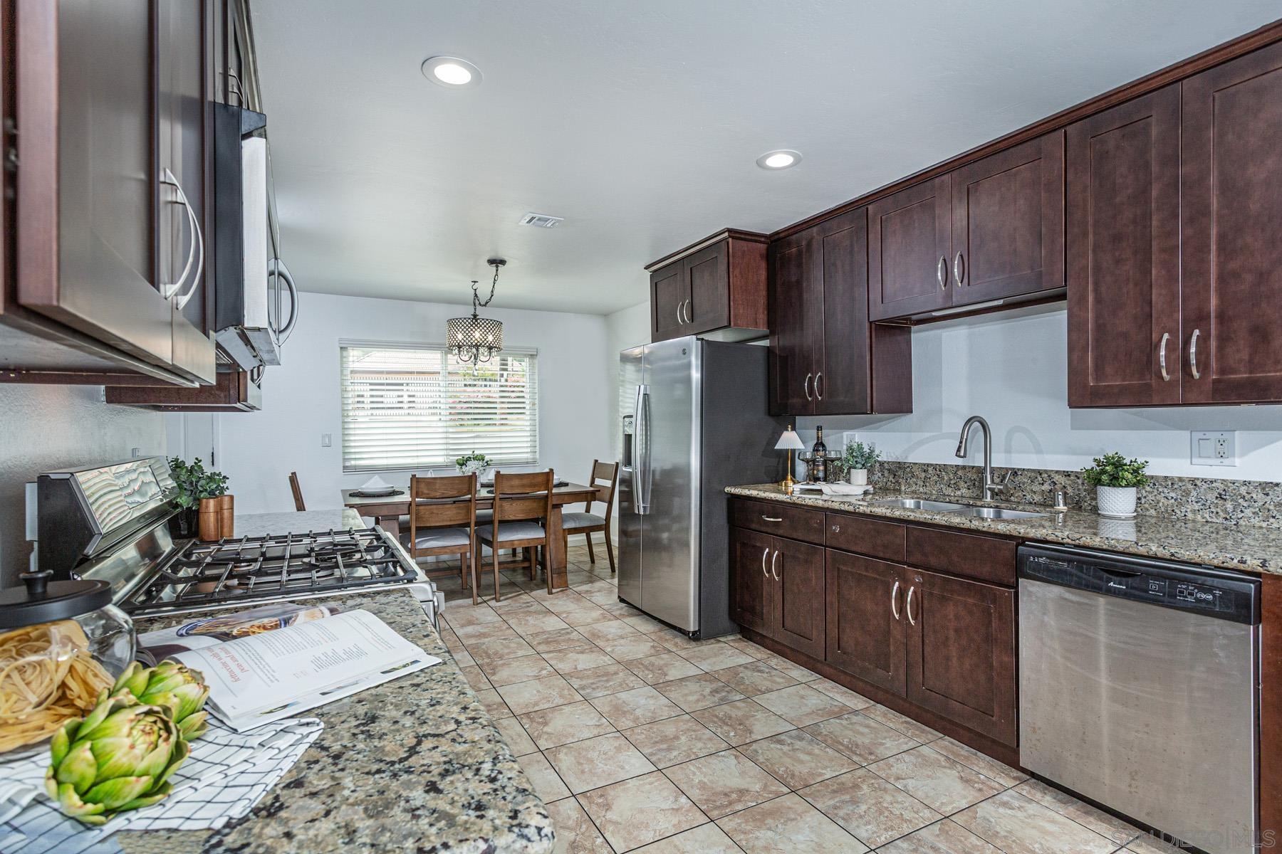 Detail Gallery Image 7 of 37 For 1307  Buena Vista, Spring Valley,  CA 91977 - 4 Beds | 2 Baths
