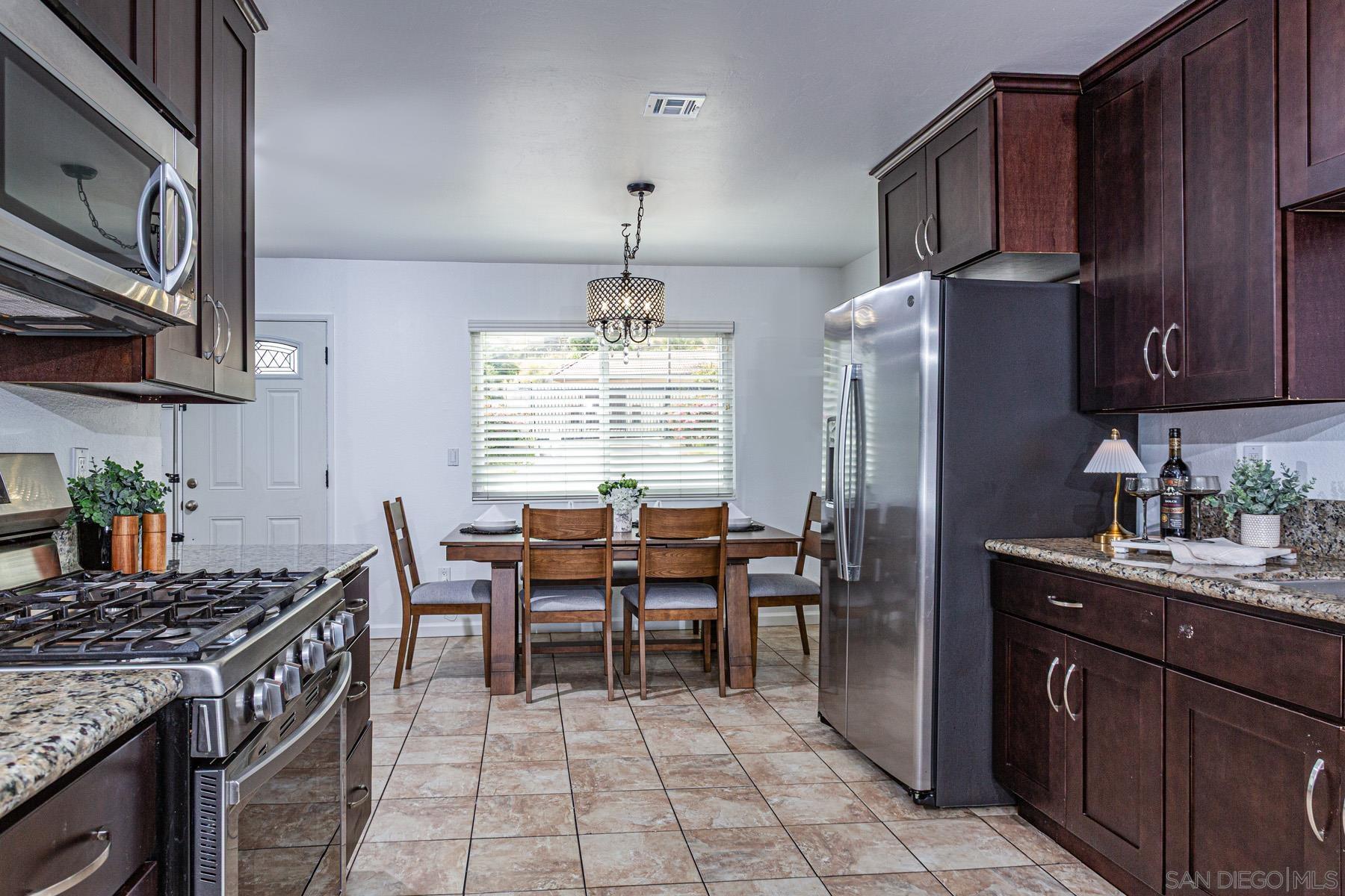 Detail Gallery Image 8 of 37 For 1307  Buena Vista, Spring Valley,  CA 91977 - 4 Beds | 2 Baths