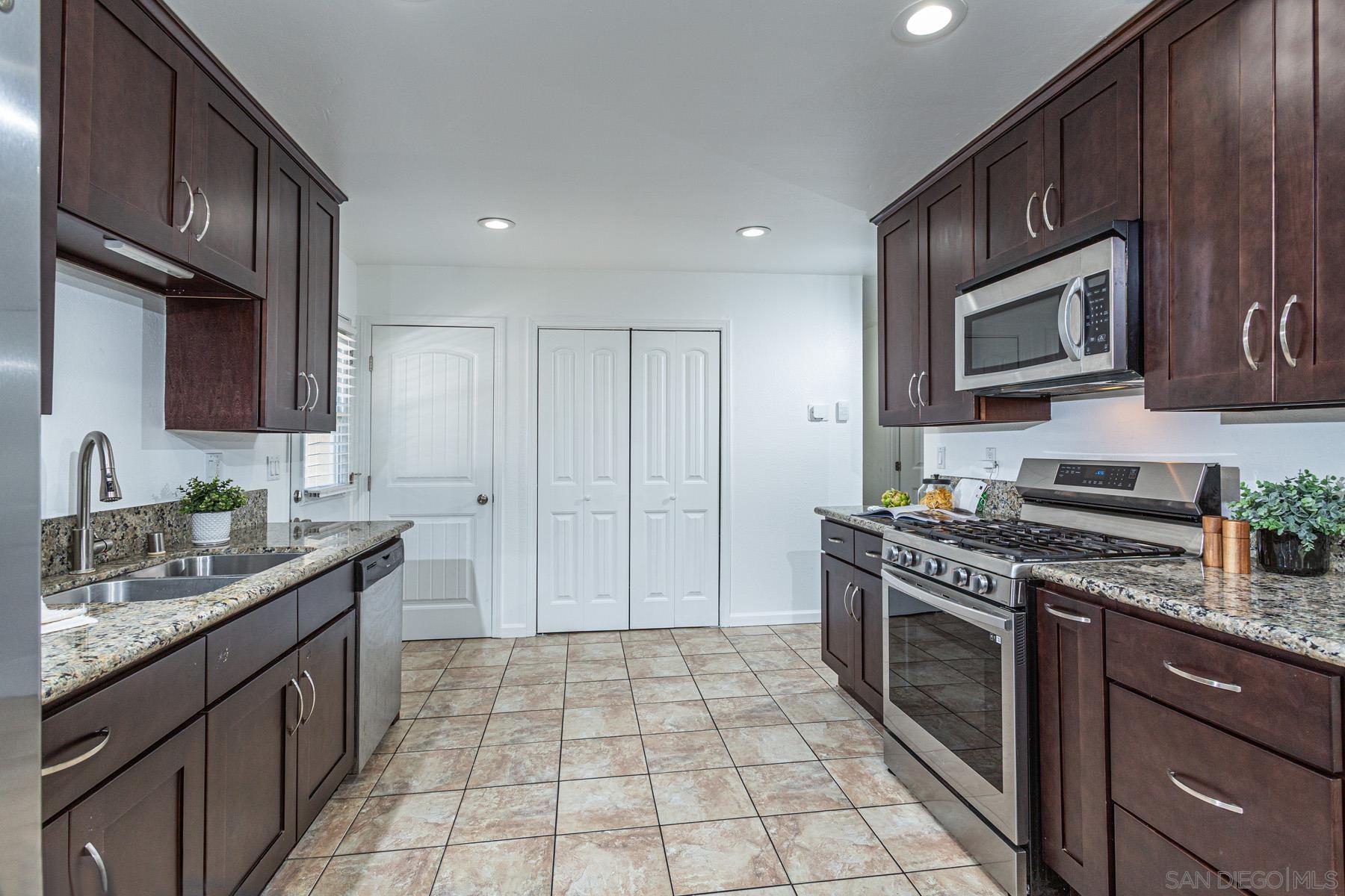 Detail Gallery Image 10 of 37 For 1307  Buena Vista, Spring Valley,  CA 91977 - 4 Beds | 2 Baths