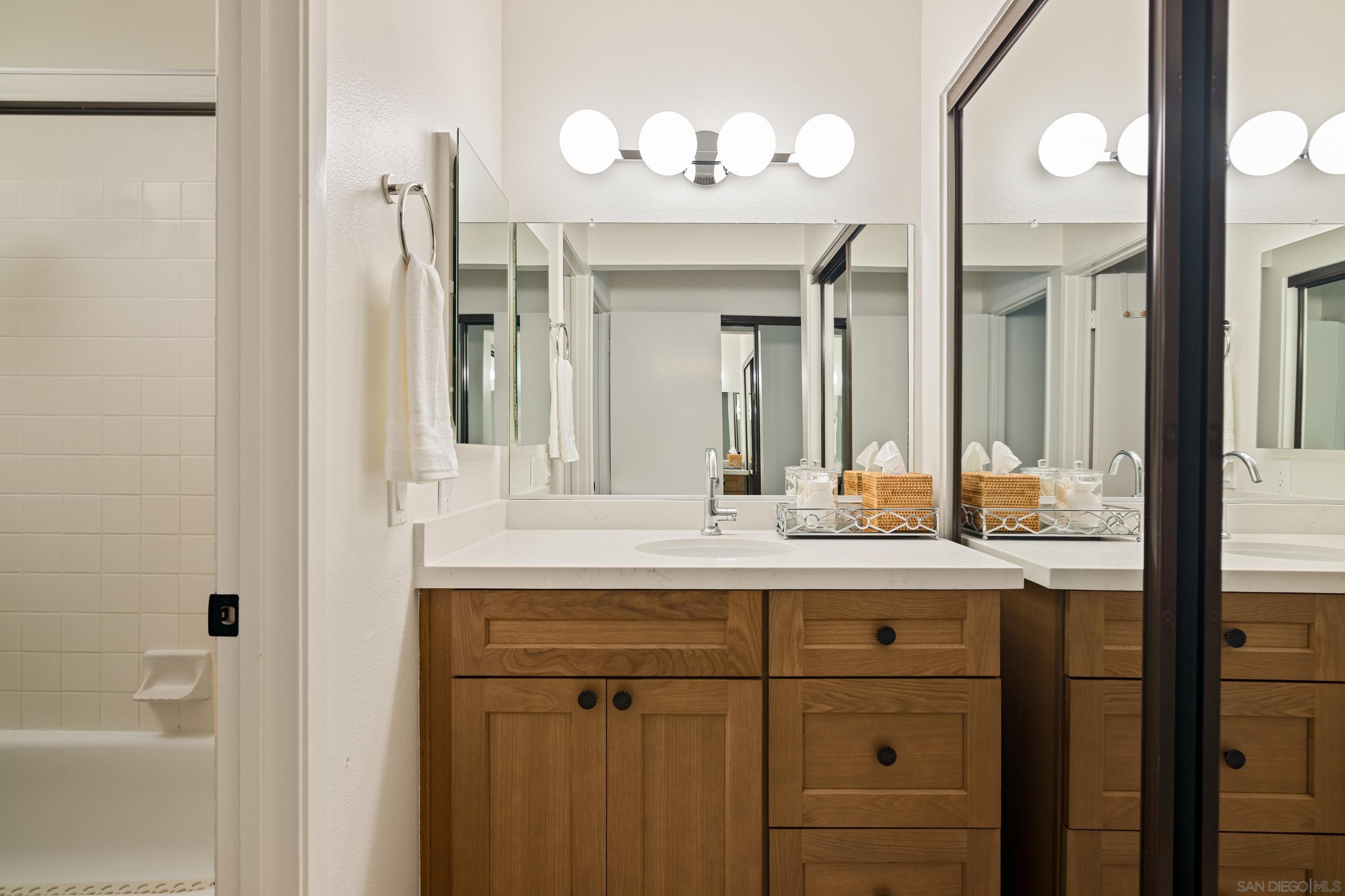 Detail Gallery Image 17 of 29 For 3854  Creststone Place, San Diego,  CA 92130 - 2 Beds | 2 Baths