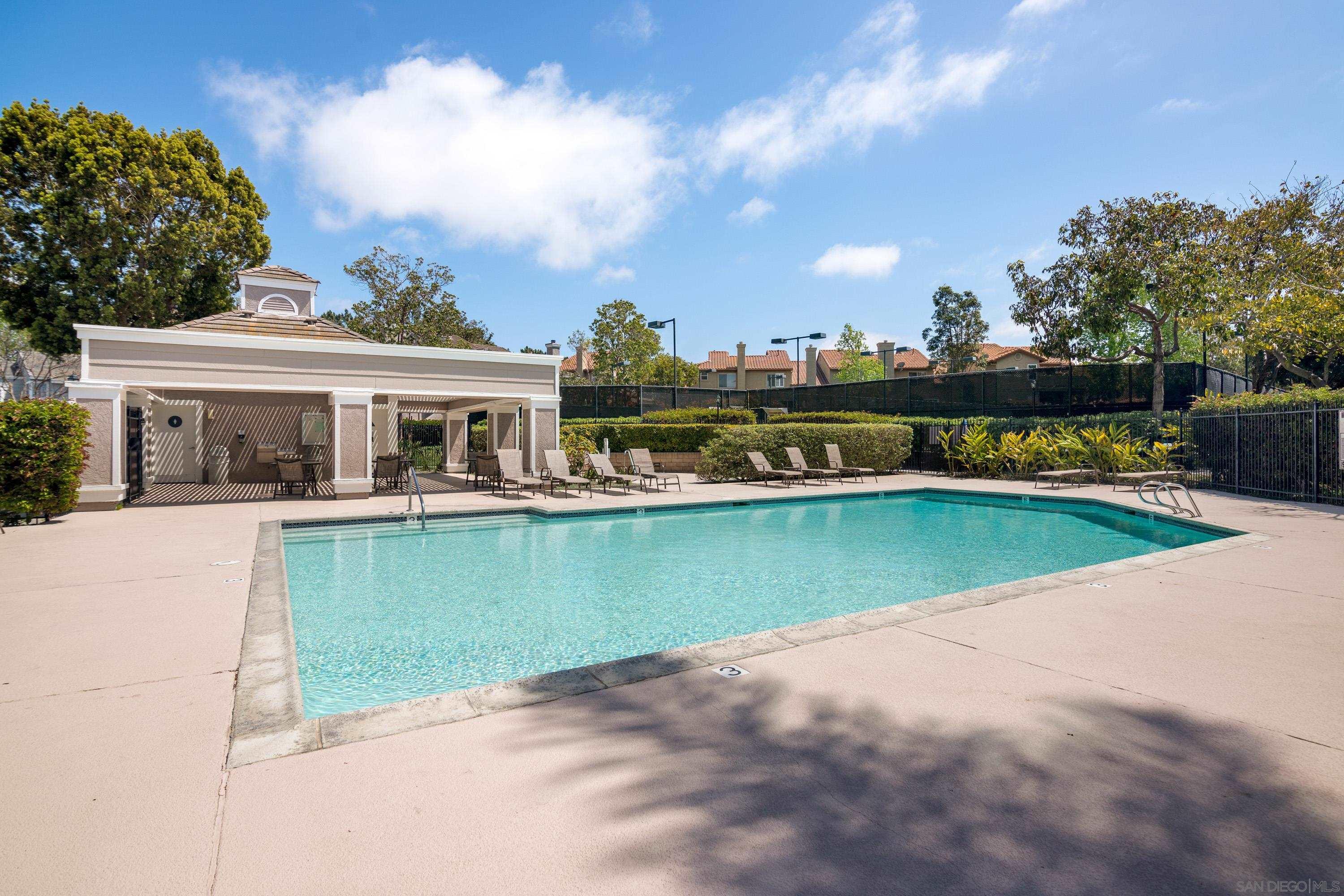 Detail Gallery Image 4 of 29 For 3854  Creststone Place, San Diego,  CA 92130 - 2 Beds | 2 Baths