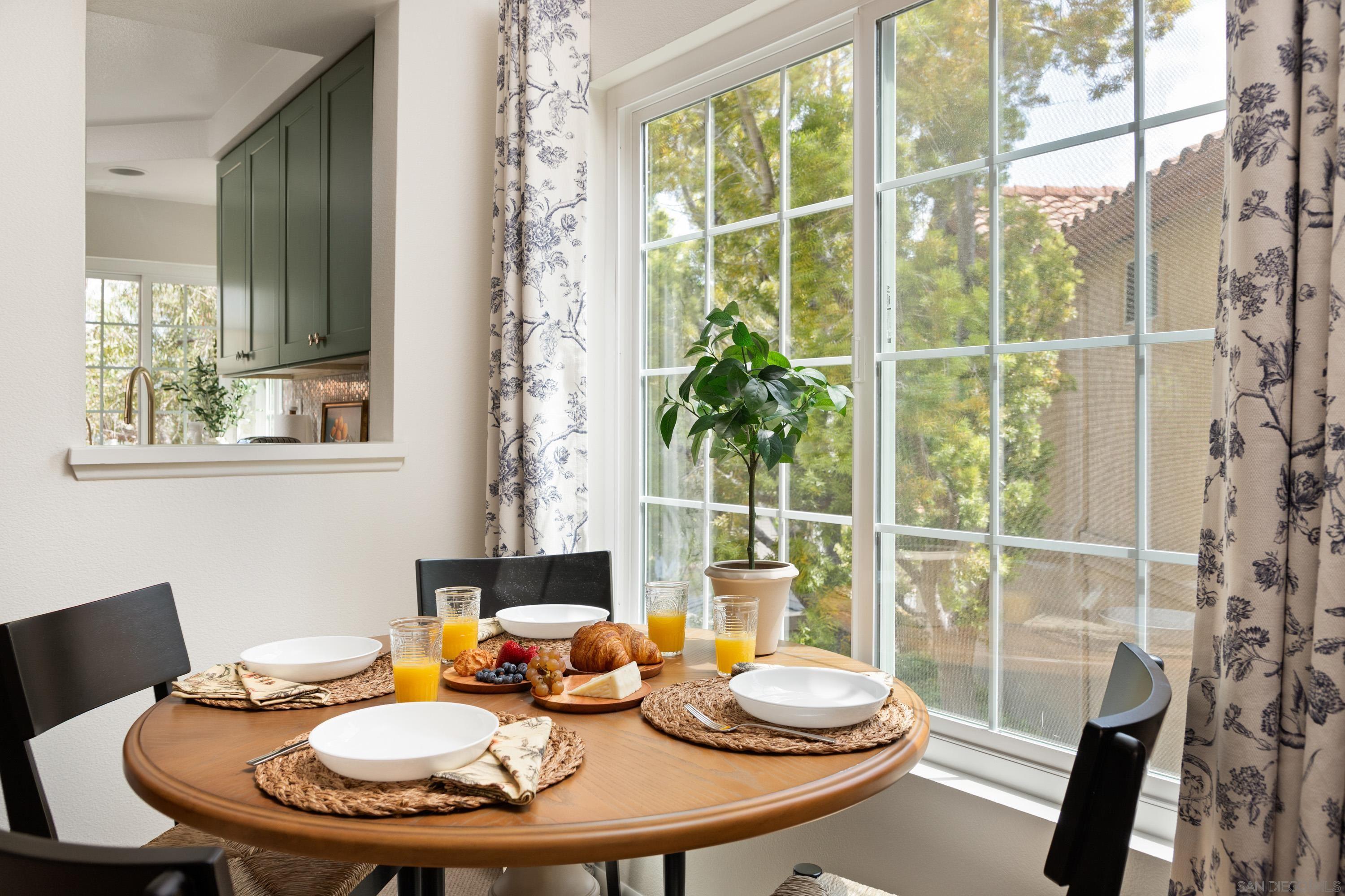 Detail Gallery Image 5 of 29 For 3854  Creststone Place, San Diego,  CA 92130 - 2 Beds | 2 Baths