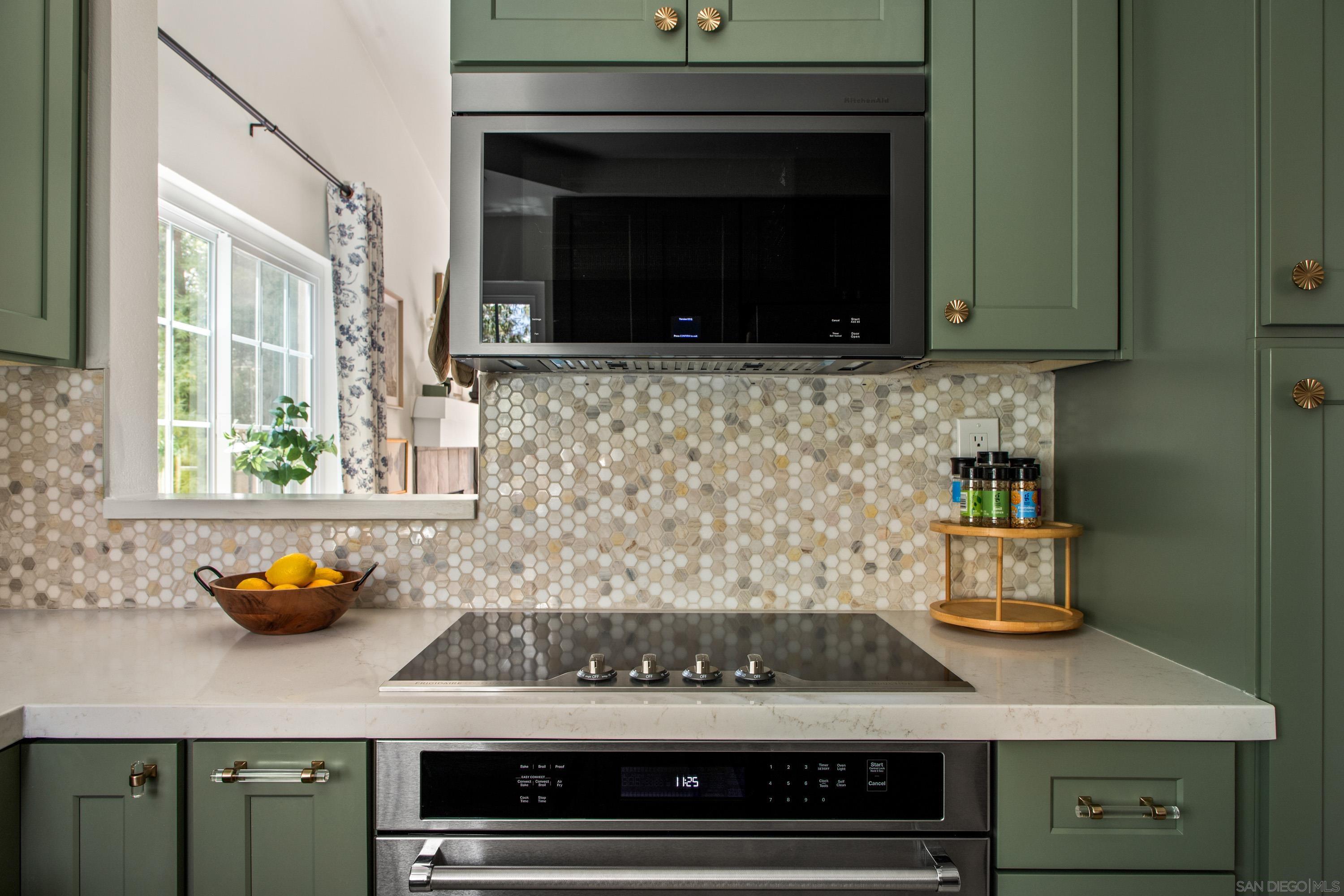 Detail Gallery Image 9 of 29 For 3854  Creststone Place, San Diego,  CA 92130 - 2 Beds | 2 Baths