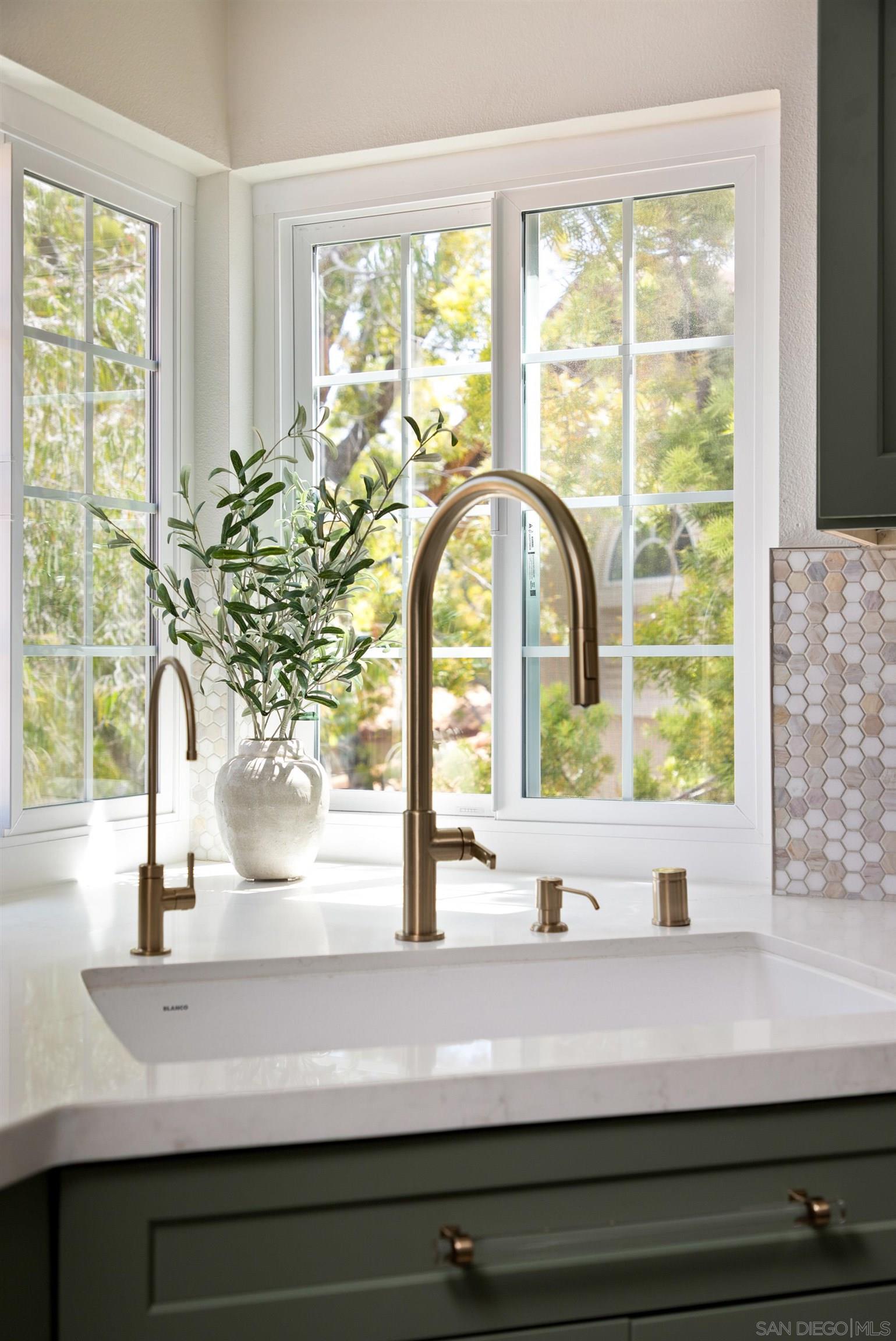 Detail Gallery Image 10 of 29 For 3854  Creststone Place, San Diego,  CA 92130 - 2 Beds | 2 Baths