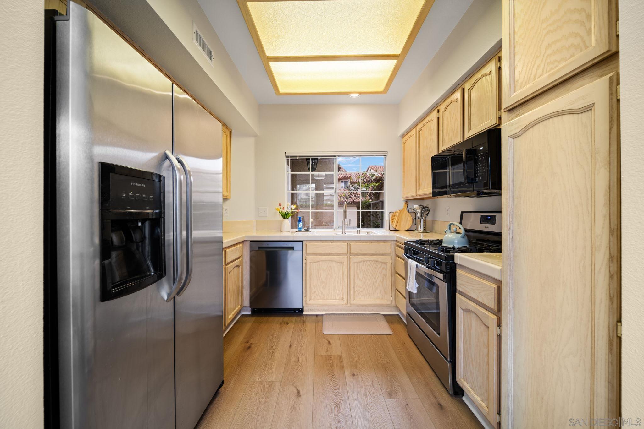 Detail Gallery Image 15 of 42 For 3876  Creststone, San Diego,  CA 92130 - 2 Beds | 2/1 Baths