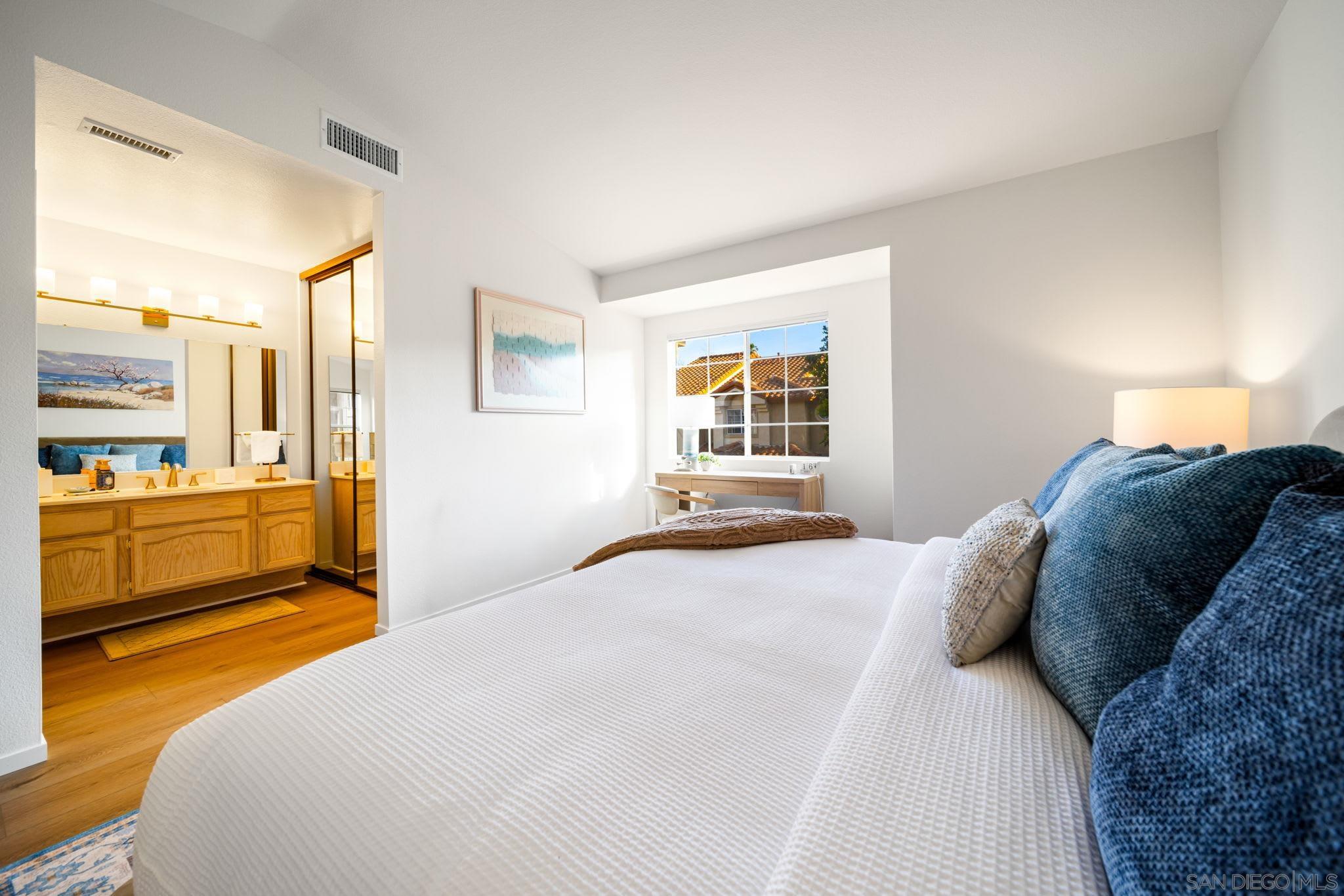 Detail Gallery Image 24 of 42 For 3876  Creststone, San Diego,  CA 92130 - 2 Beds | 2/1 Baths