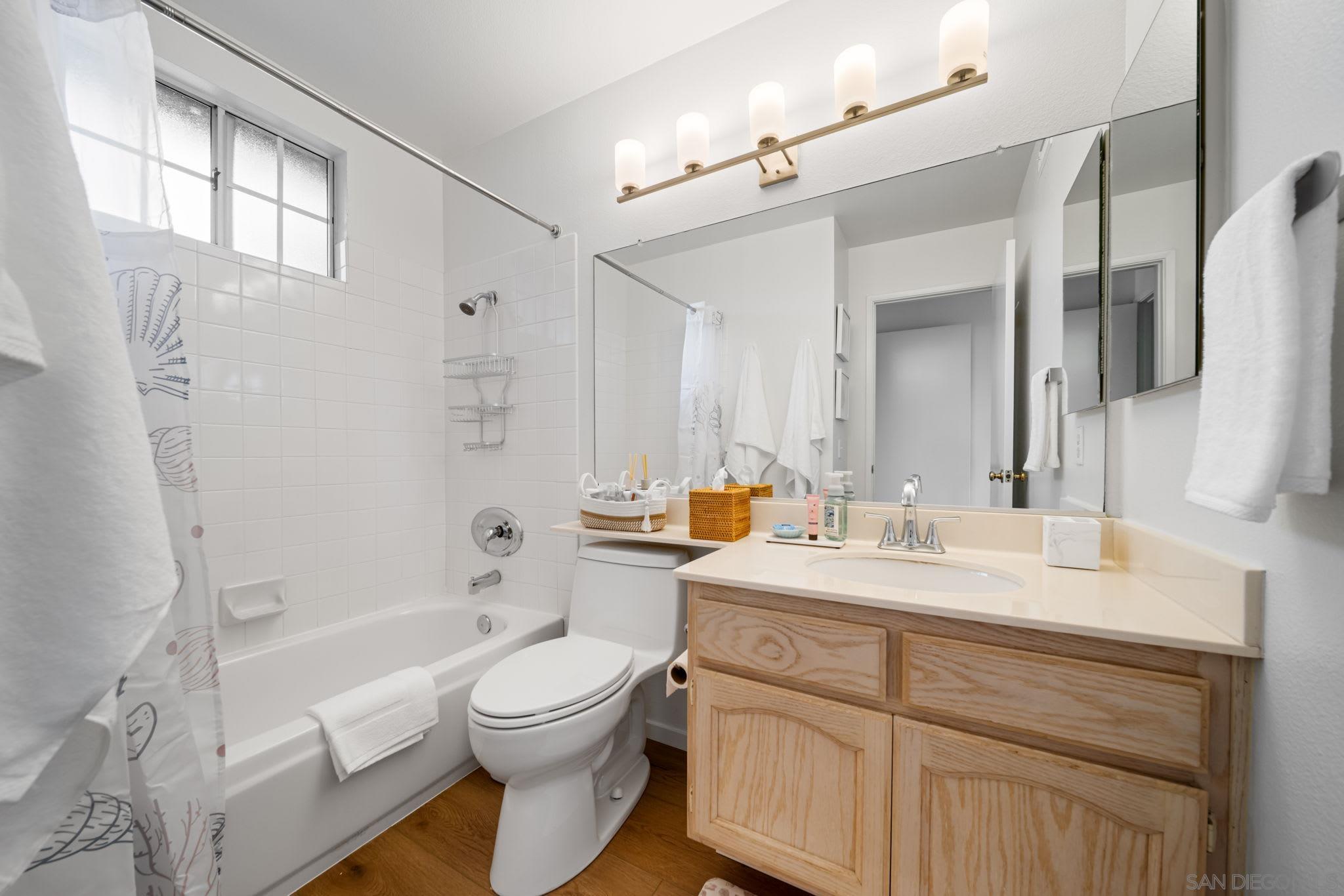 Detail Gallery Image 32 of 42 For 3876  Creststone, San Diego,  CA 92130 - 2 Beds | 2/1 Baths