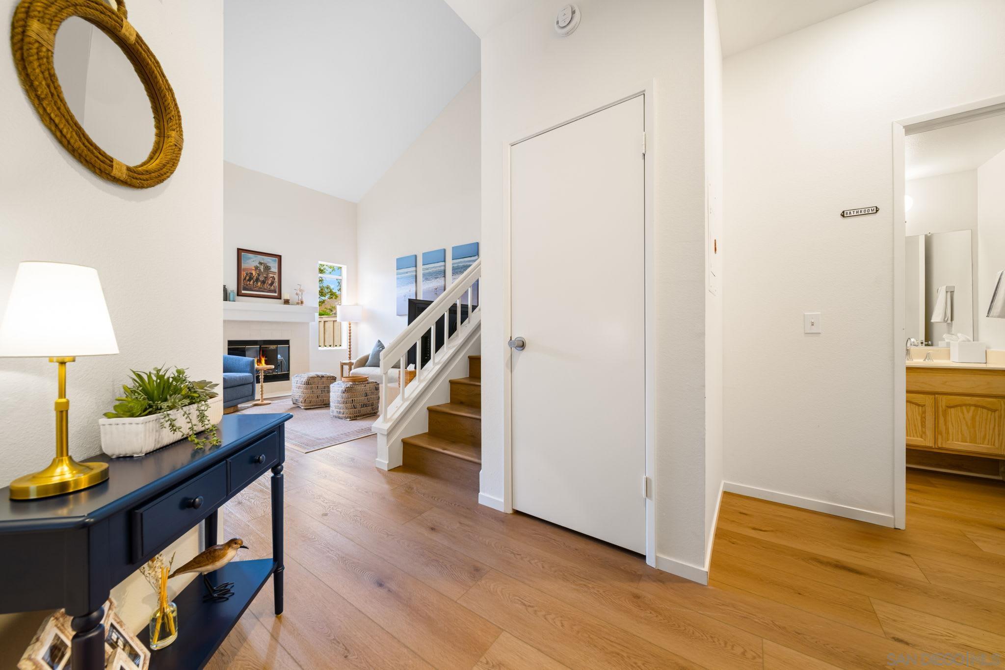 Detail Gallery Image 6 of 42 For 3876  Creststone, San Diego,  CA 92130 - 2 Beds | 2/1 Baths