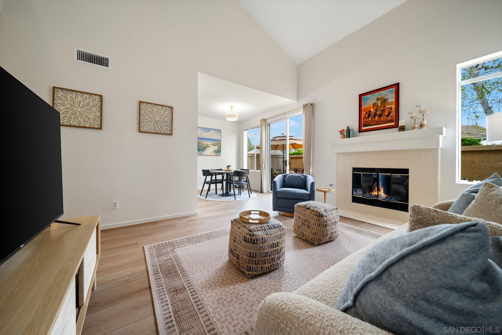 Detail Gallery Image 9 of 42 For 3876  Creststone, San Diego,  CA 92130 - 2 Beds | 2/1 Baths