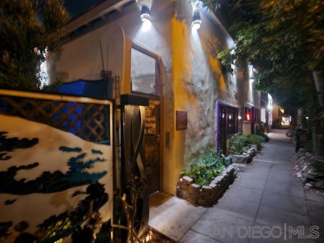 Detail Gallery Image 2 of 19 For 4862  Voltaire, San Diego,  CA 92107 - 5 Beds | 3/1 Baths