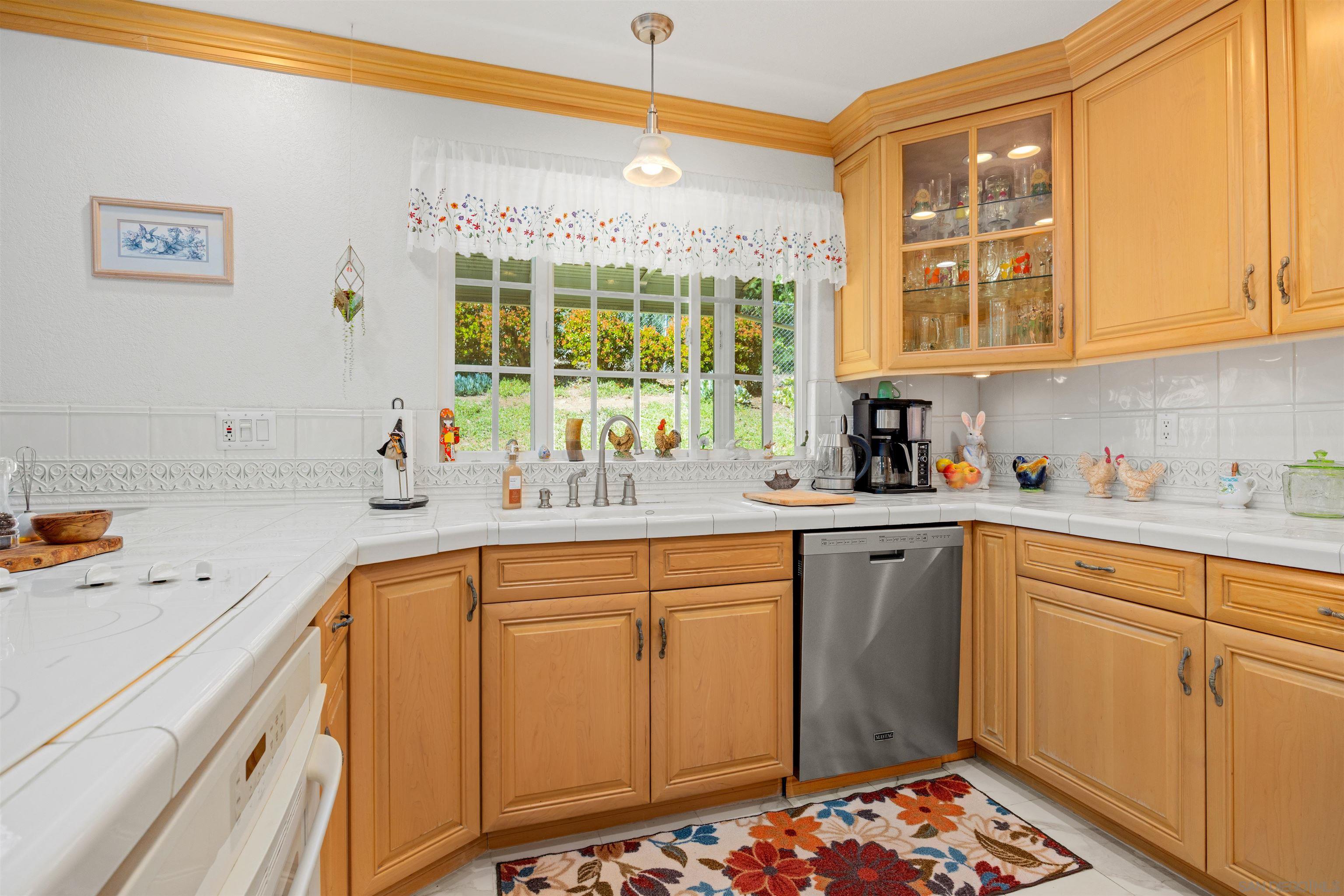 Detail Gallery Image 10 of 67 For 28808  Mountain Meadow, Escondido,  CA 92026 - 3 Beds | 2/1 Baths