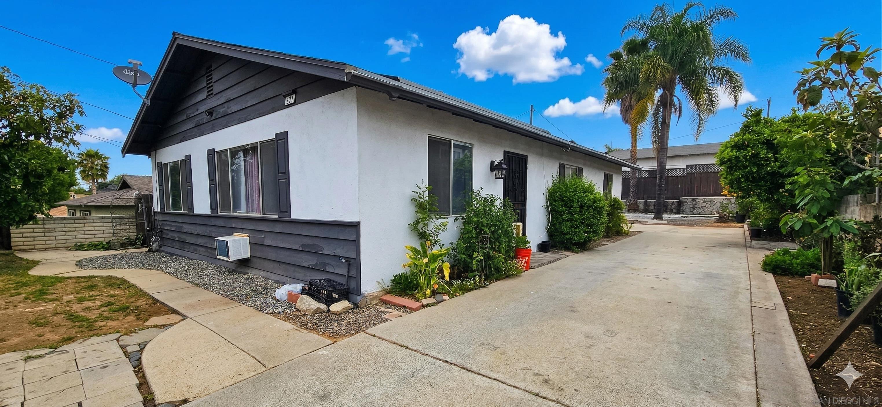 Detail Gallery Image 2 of 14 For 727 N Main Ave., Fallbrook,  CA 92028 - 3 Beds | 2 Baths