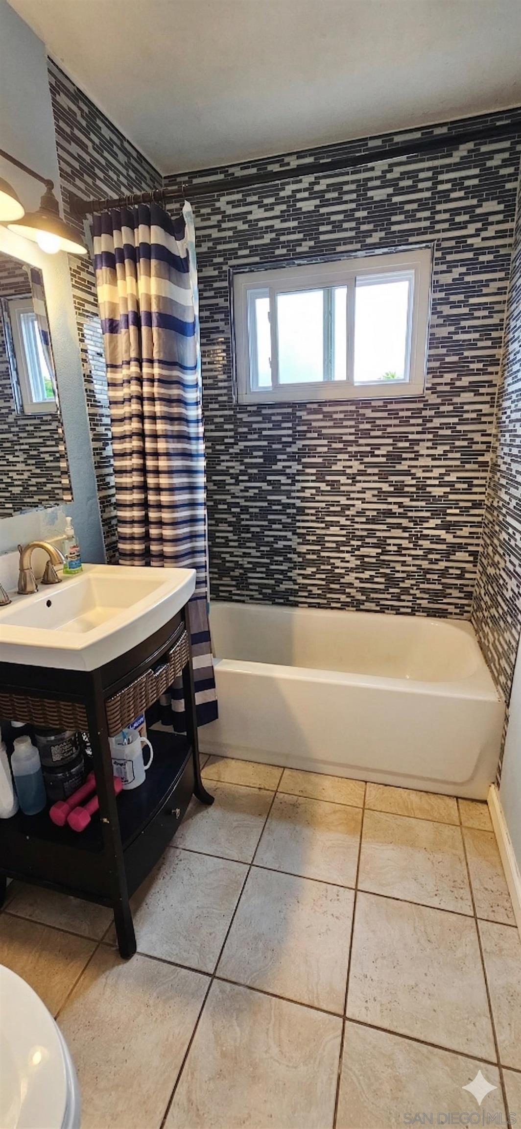 Detail Gallery Image 10 of 14 For 727 N Main Ave., Fallbrook,  CA 92028 - 3 Beds | 2 Baths