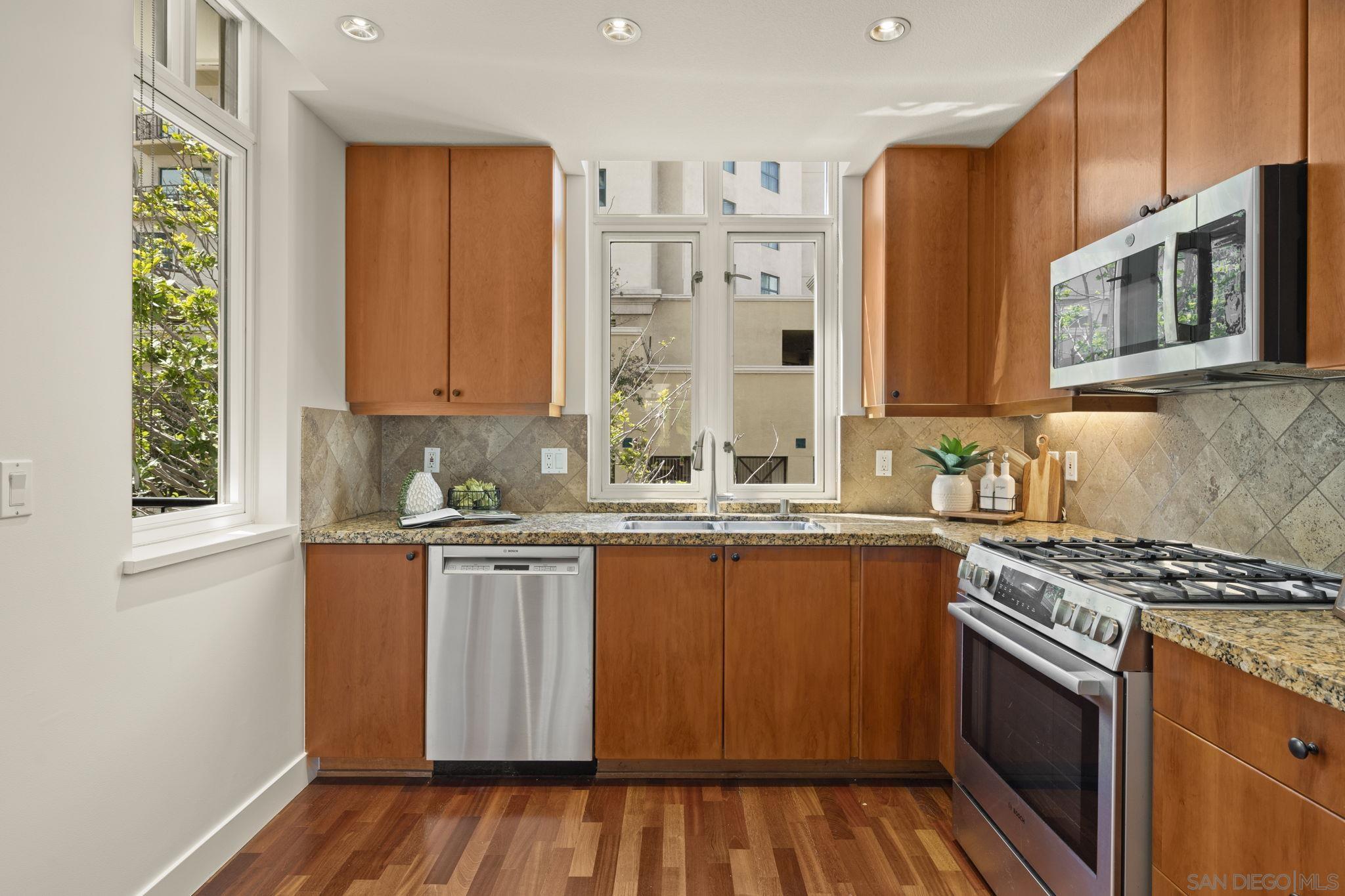 Detail Gallery Image 12 of 49 For 781 W G St, San Diego,  CA 92101 - 3 Beds | 3/1 Baths