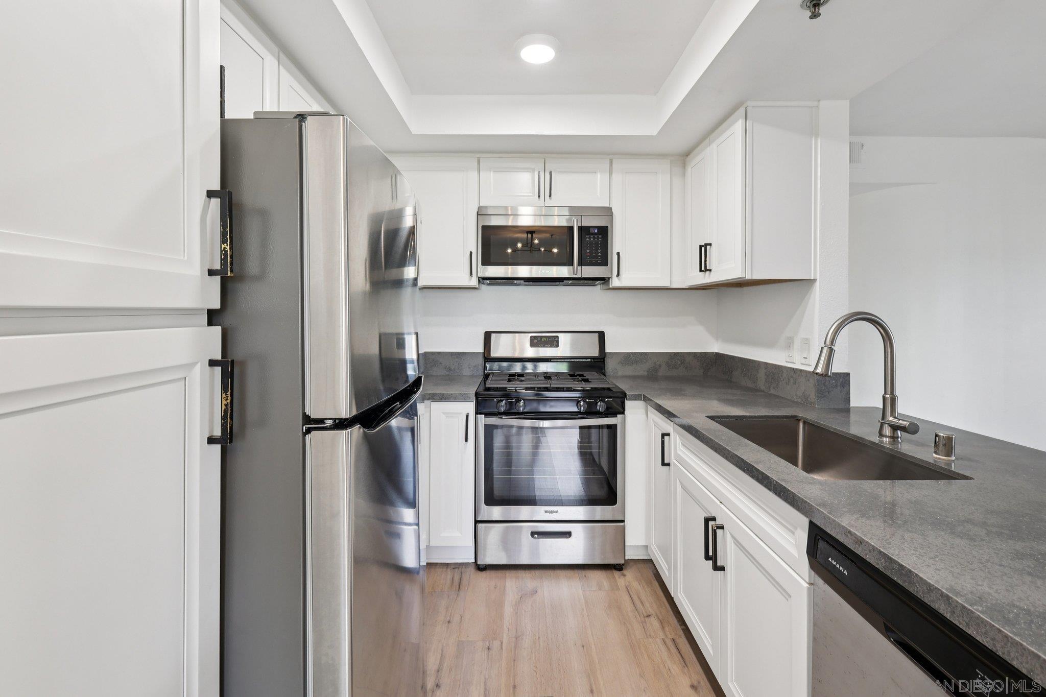 Detail Gallery Image 15 of 69 For 2077  Lakeridge Circle  #104,  Chula Vista,  CA 91913 - 3 Beds | 2 Baths