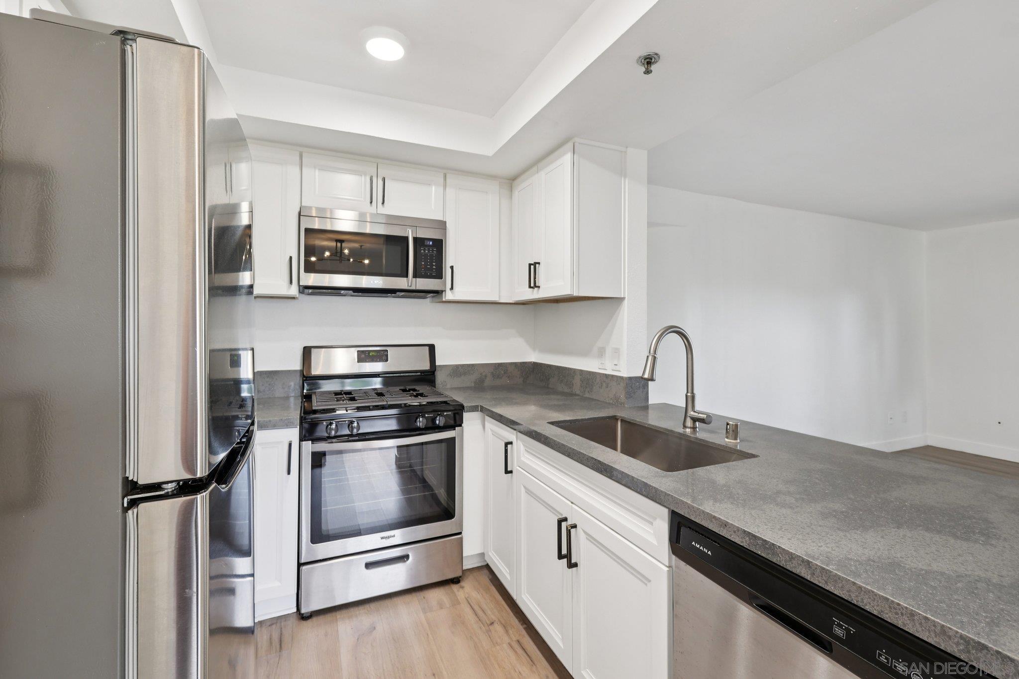 Detail Gallery Image 17 of 69 For 2077  Lakeridge Circle  #104,  Chula Vista,  CA 91913 - 3 Beds | 2 Baths