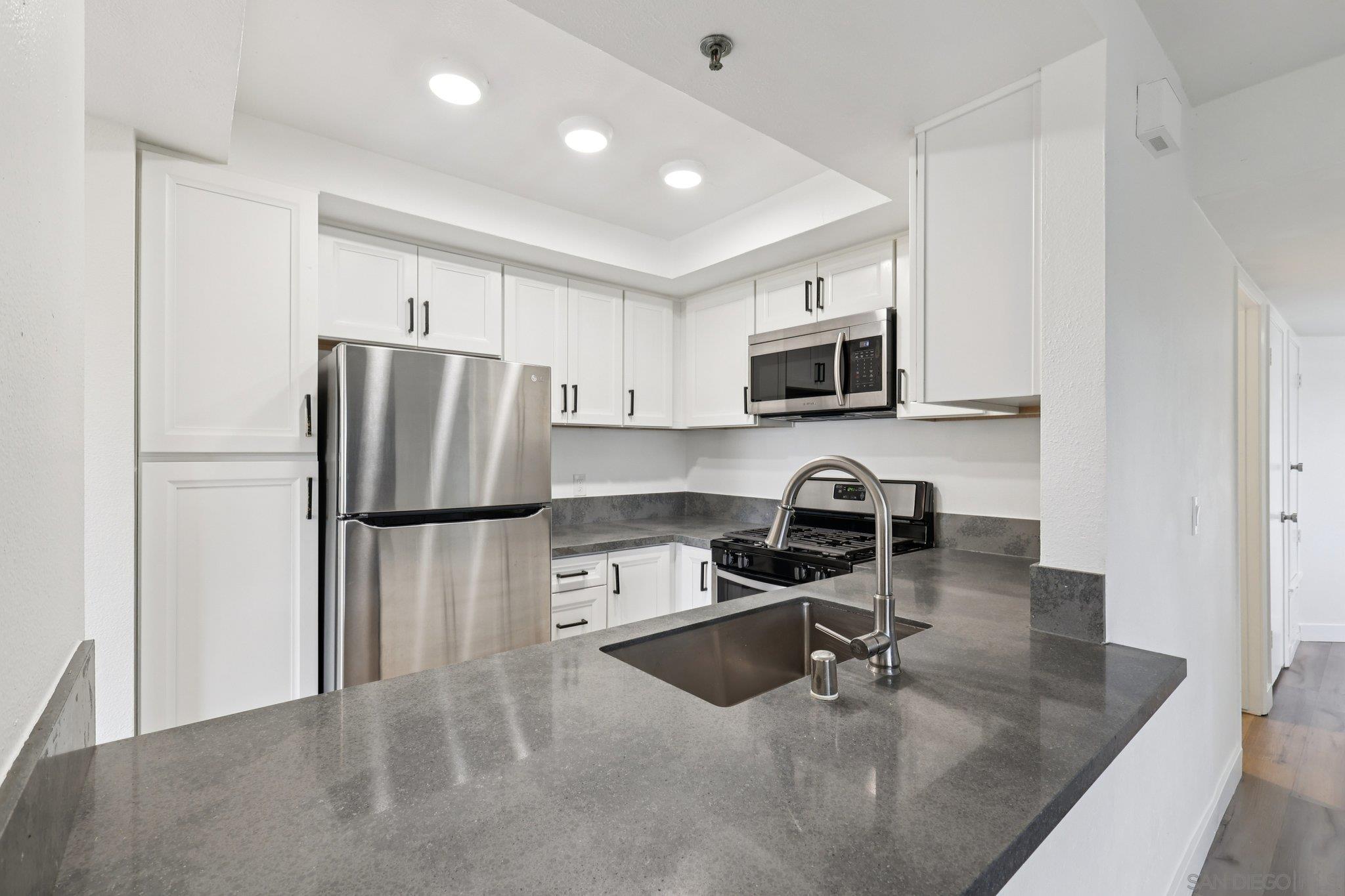 Detail Gallery Image 19 of 69 For 2077  Lakeridge Circle  #104,  Chula Vista,  CA 91913 - 3 Beds | 2 Baths