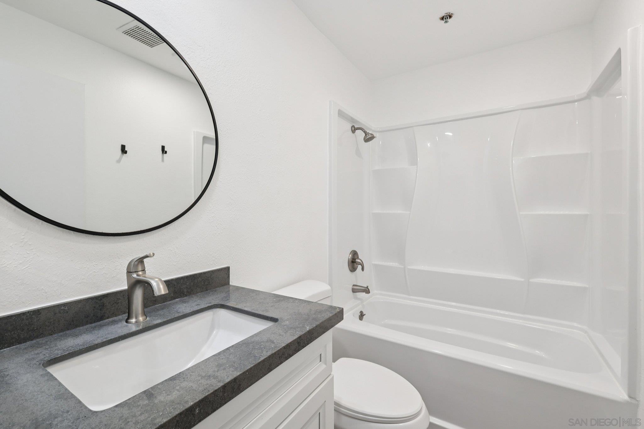 Detail Gallery Image 20 of 69 For 2077  Lakeridge Circle  #104,  Chula Vista,  CA 91913 - 3 Beds | 2 Baths