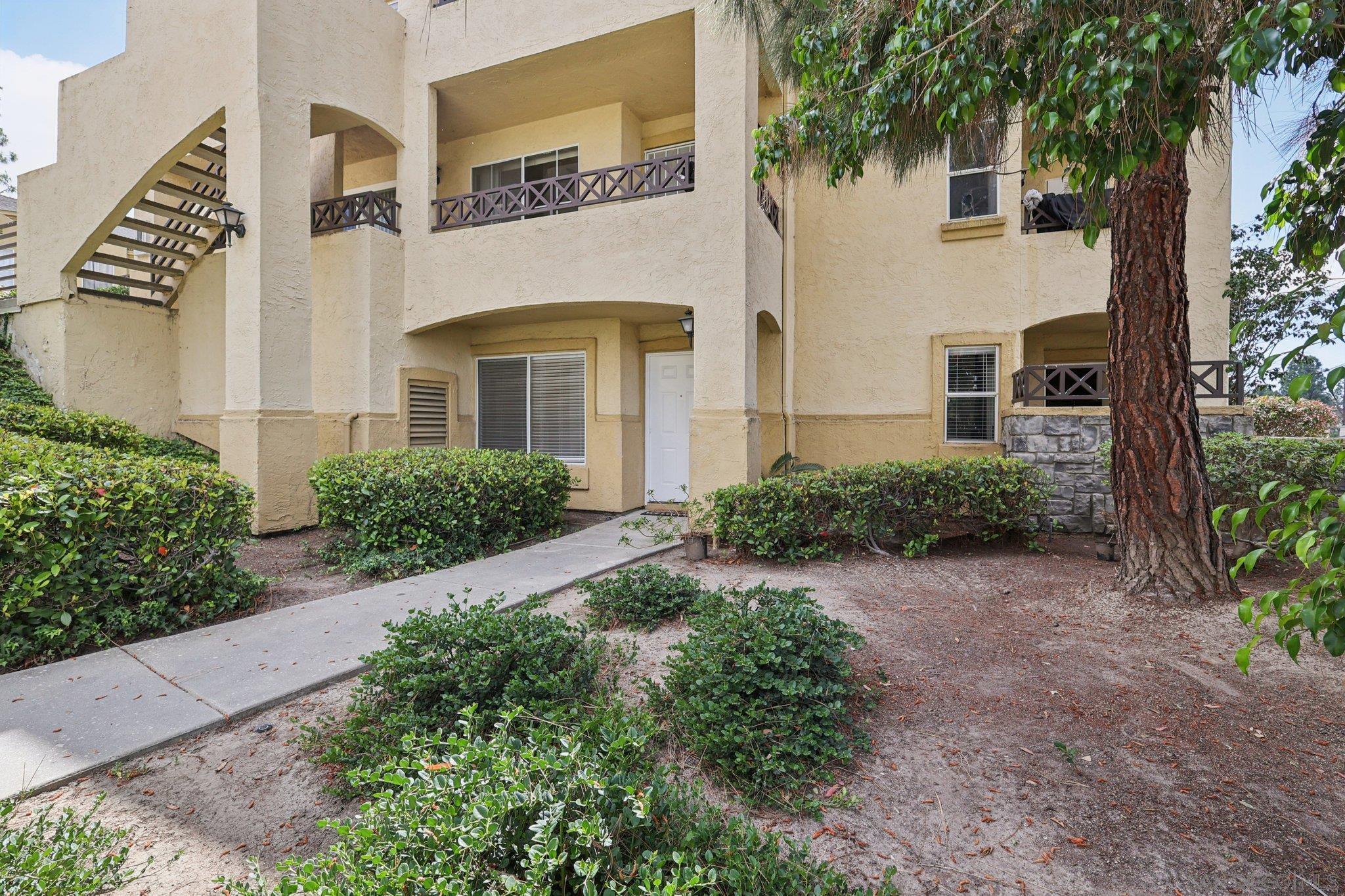 Detail Gallery Image 3 of 69 For 2077  Lakeridge Circle  #104,  Chula Vista,  CA 91913 - 3 Beds | 2 Baths