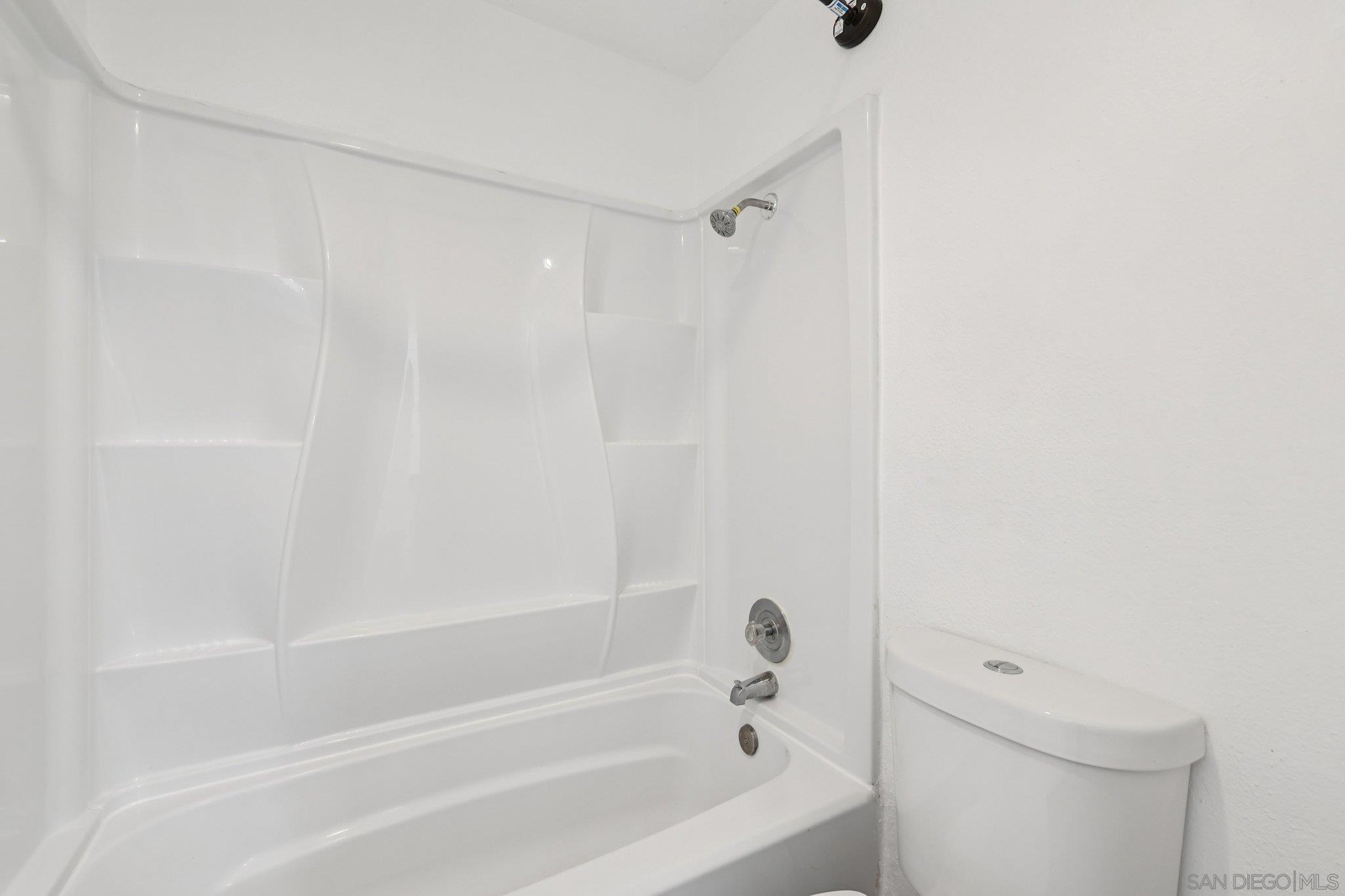 Detail Gallery Image 35 of 69 For 2077  Lakeridge Circle  #104,  Chula Vista,  CA 91913 - 3 Beds | 2 Baths