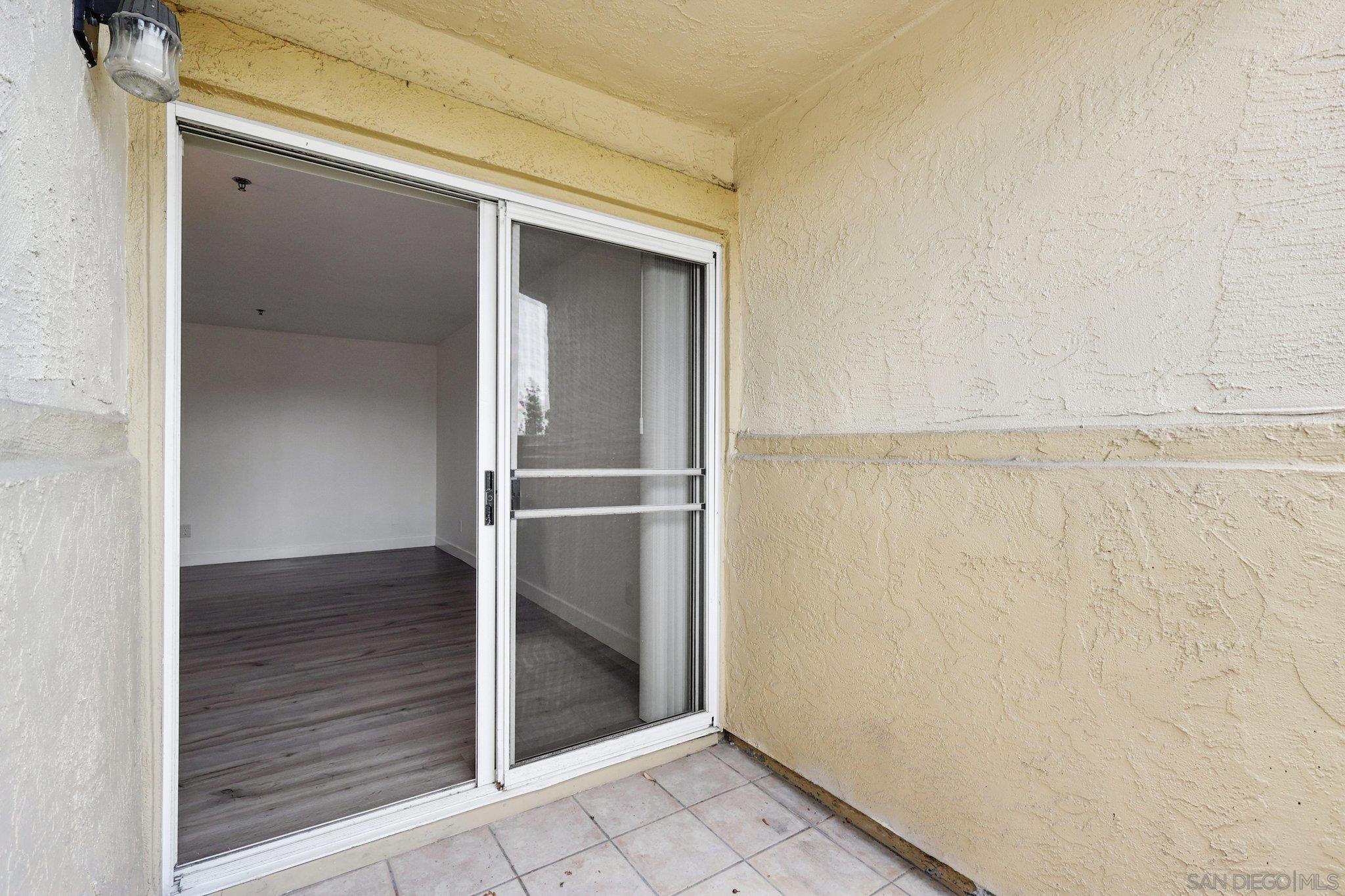 Detail Gallery Image 40 of 69 For 2077  Lakeridge Circle  #104,  Chula Vista,  CA 91913 - 3 Beds | 2 Baths