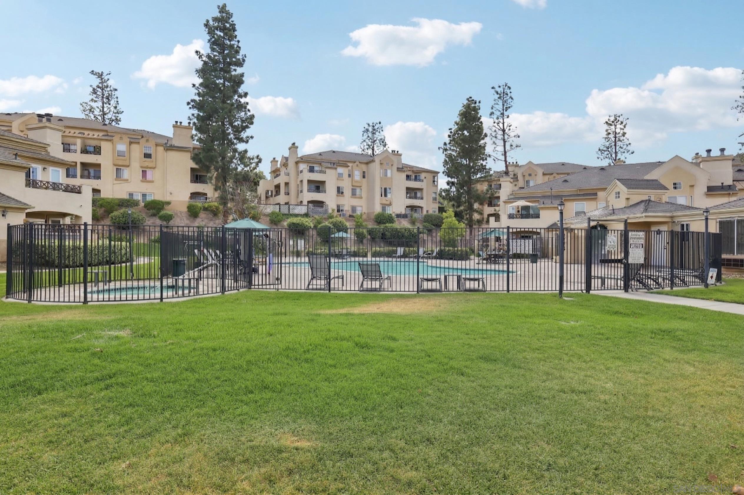 Detail Gallery Image 52 of 69 For 2077  Lakeridge Circle  #104,  Chula Vista,  CA 91913 - 3 Beds | 2 Baths