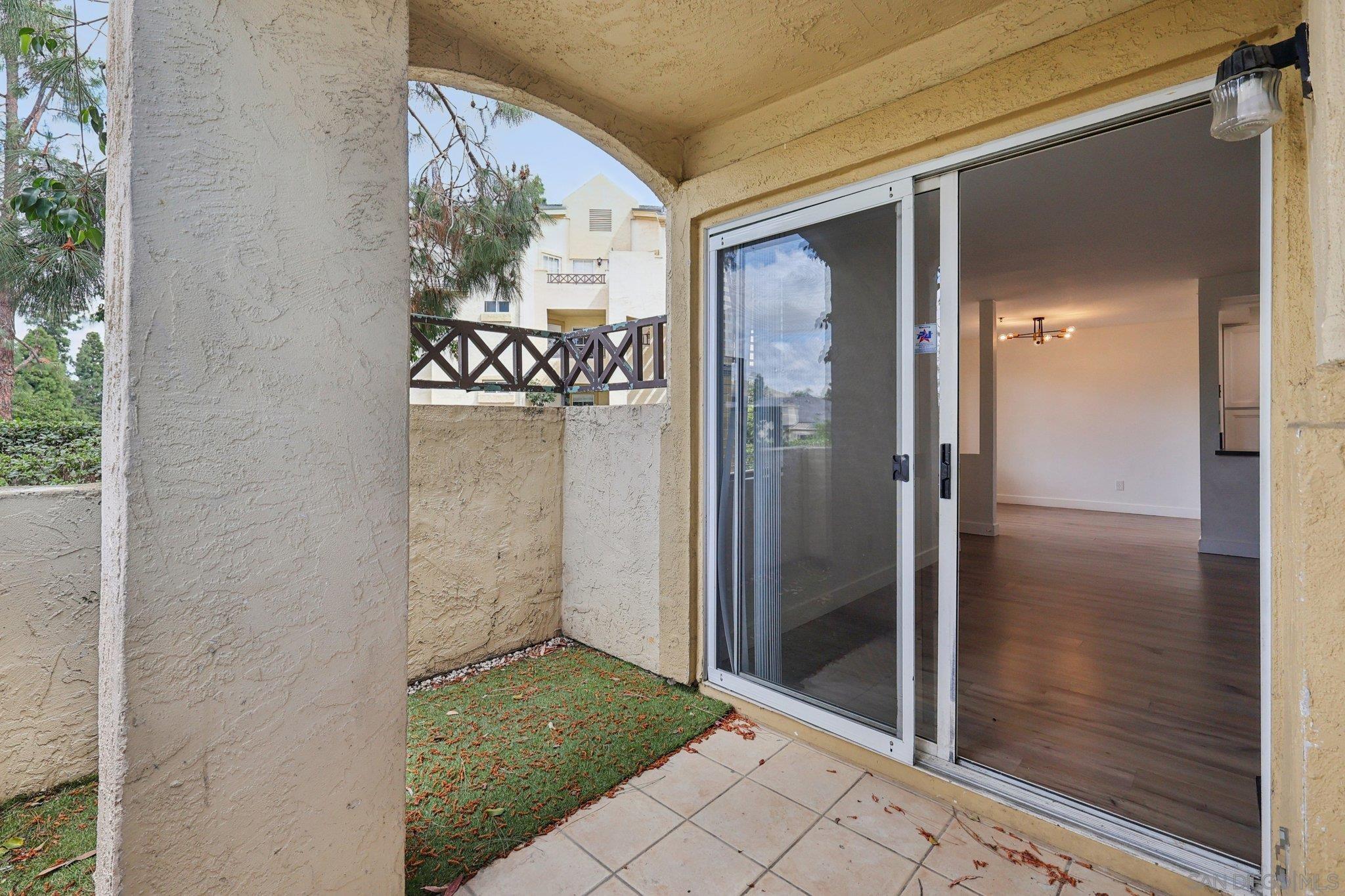 Detail Gallery Image 8 of 69 For 2077  Lakeridge Circle  #104,  Chula Vista,  CA 91913 - 3 Beds | 2 Baths