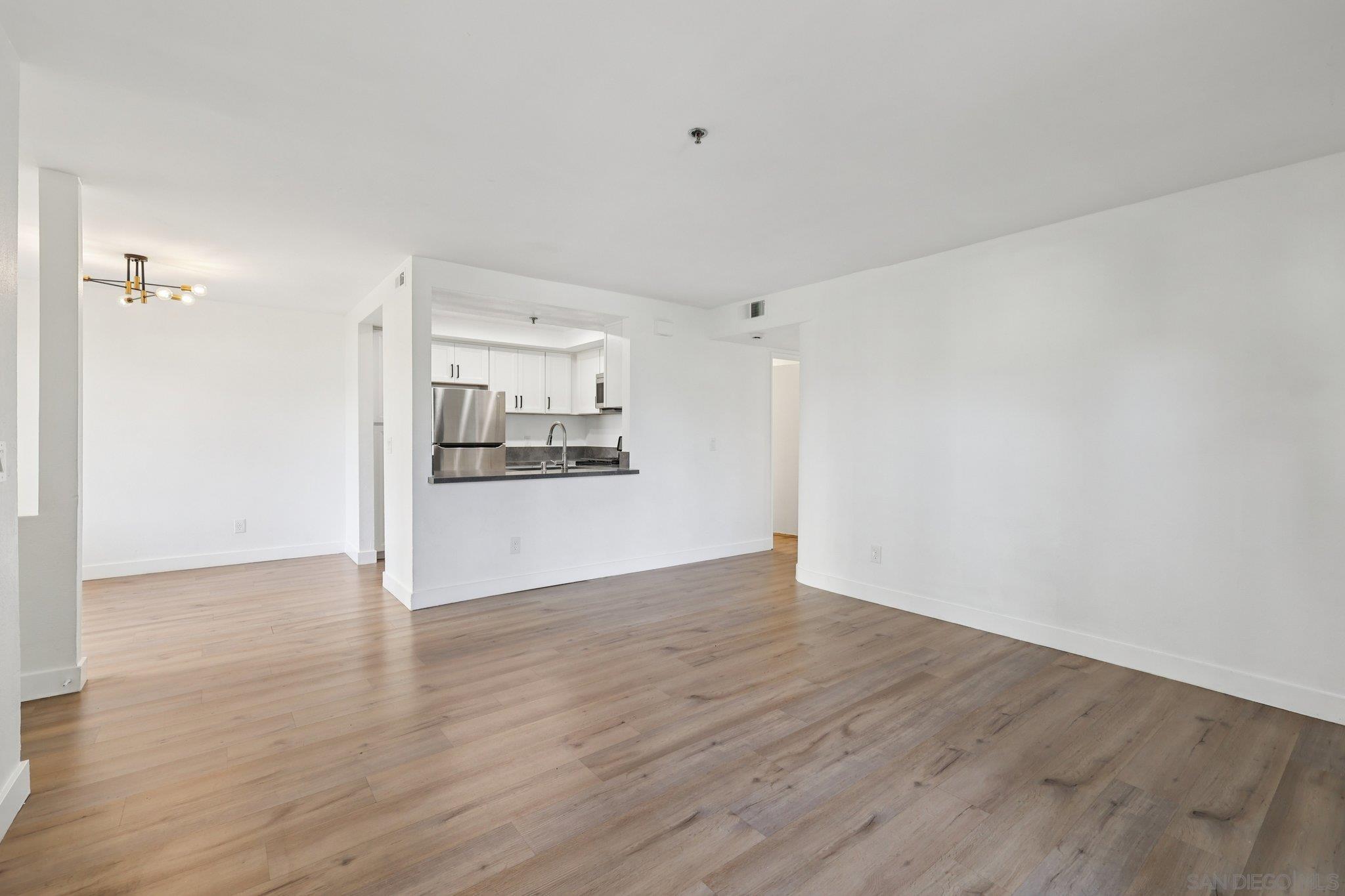 Detail Gallery Image 9 of 69 For 2077  Lakeridge Circle  #104,  Chula Vista,  CA 91913 - 3 Beds | 2 Baths