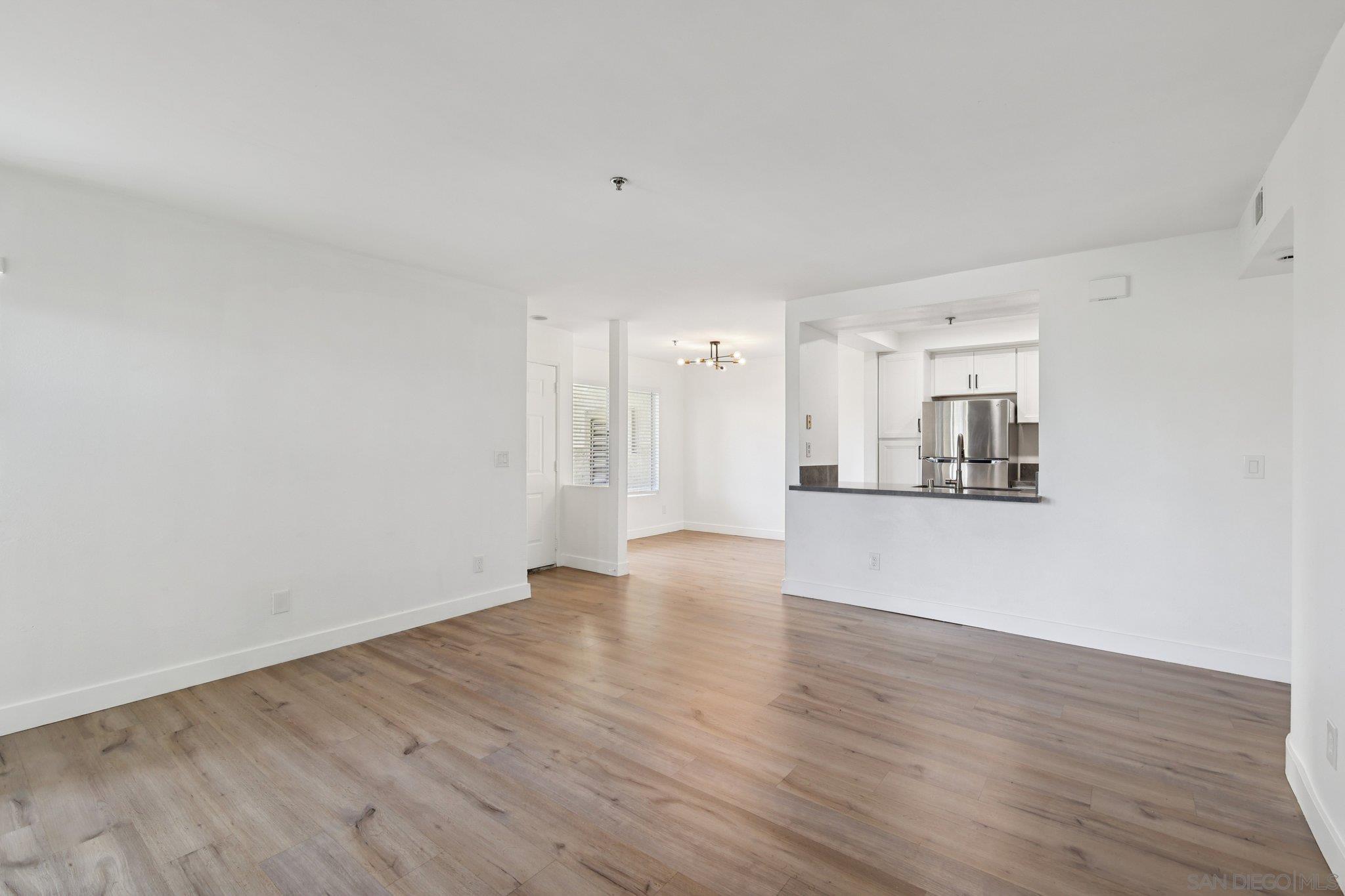 Detail Gallery Image 10 of 69 For 2077  Lakeridge Circle  #104,  Chula Vista,  CA 91913 - 3 Beds | 2 Baths