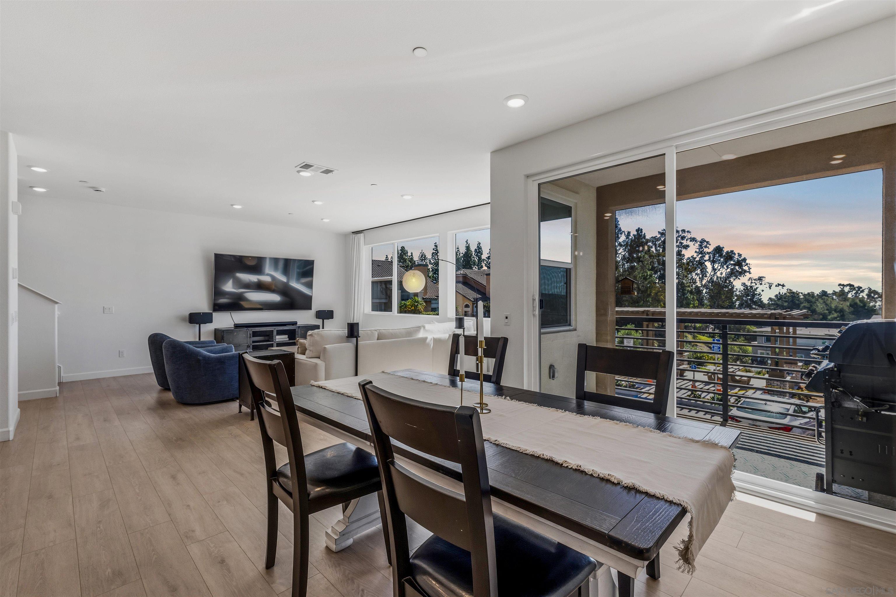 Detail Gallery Image 2 of 27 For 12092  Riley Ln, San Diego,  CA 92128 - 2 Beds | 2/1 Baths