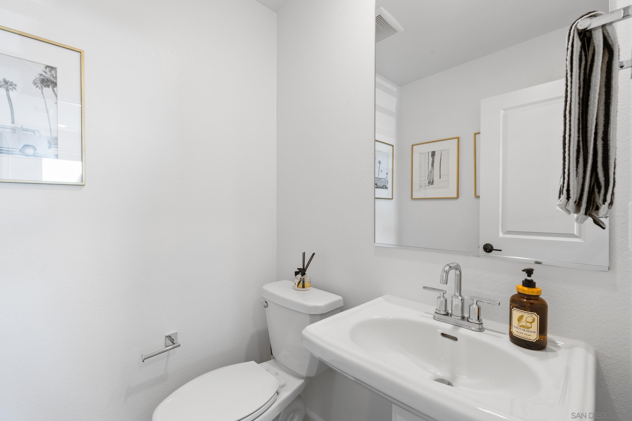 Detail Gallery Image 11 of 27 For 12092  Riley Ln, San Diego,  CA 92128 - 2 Beds | 2/1 Baths