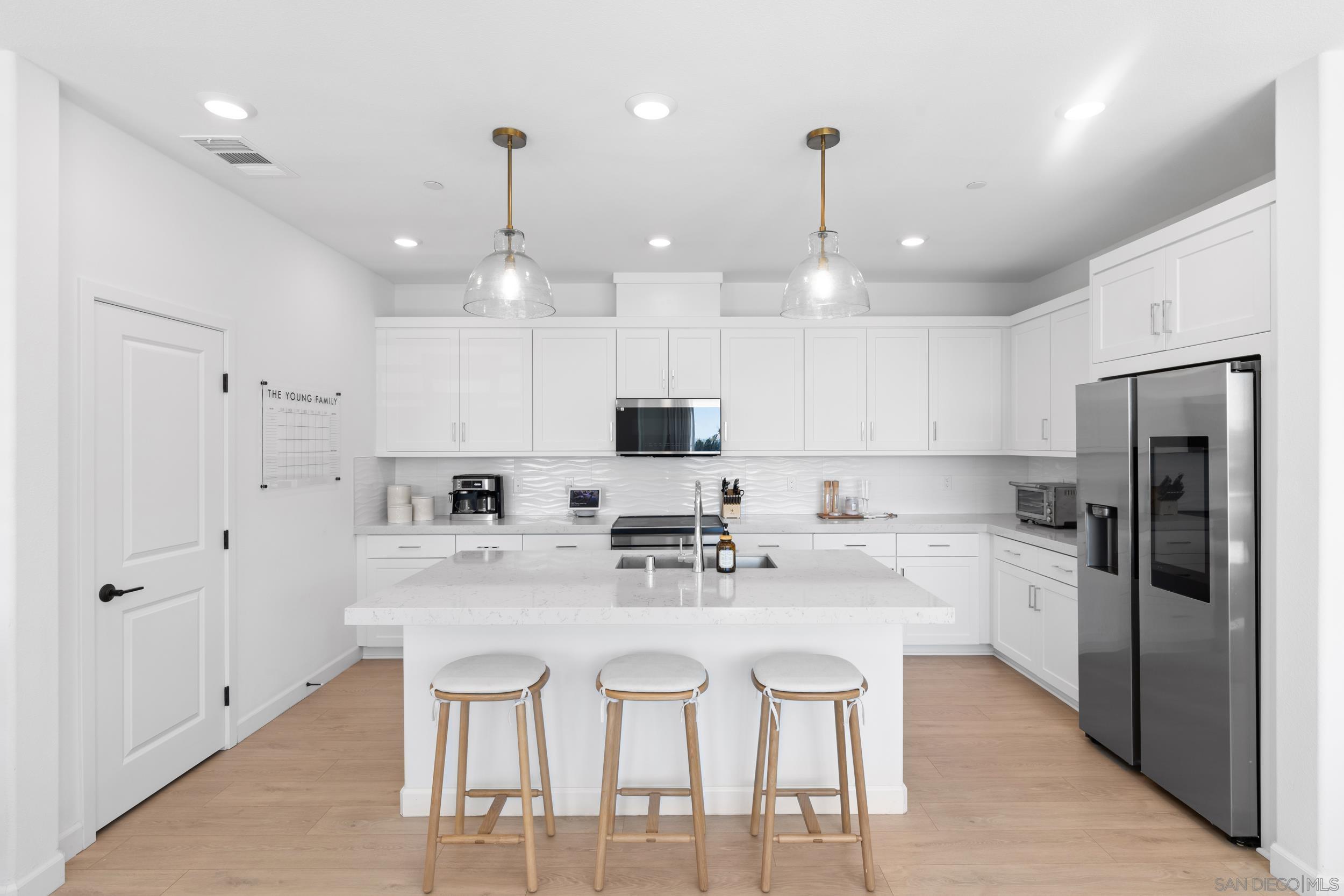 Detail Gallery Image 3 of 27 For 12092  Riley Ln, San Diego,  CA 92128 - 2 Beds | 2/1 Baths