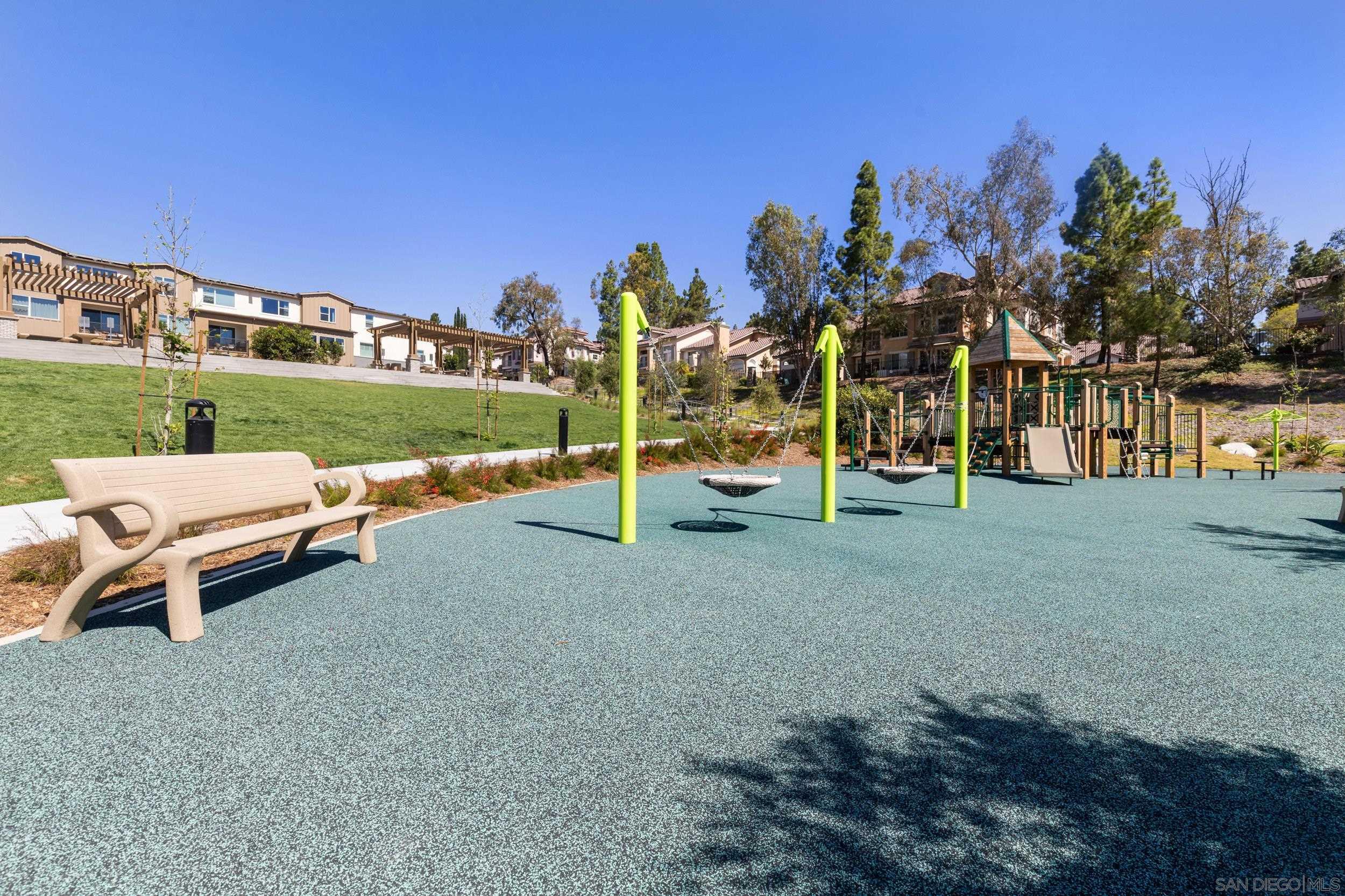 Detail Gallery Image 25 of 27 For 12092  Riley Ln, San Diego,  CA 92128 - 2 Beds | 2/1 Baths