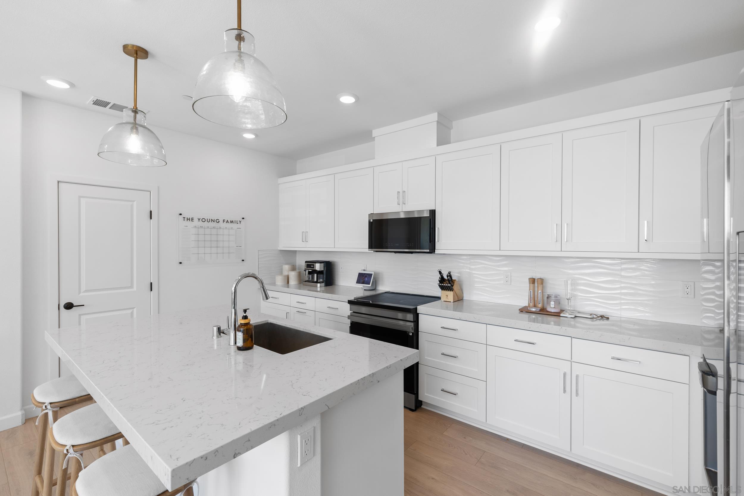 Detail Gallery Image 4 of 27 For 12092  Riley Ln, San Diego,  CA 92128 - 2 Beds | 2/1 Baths