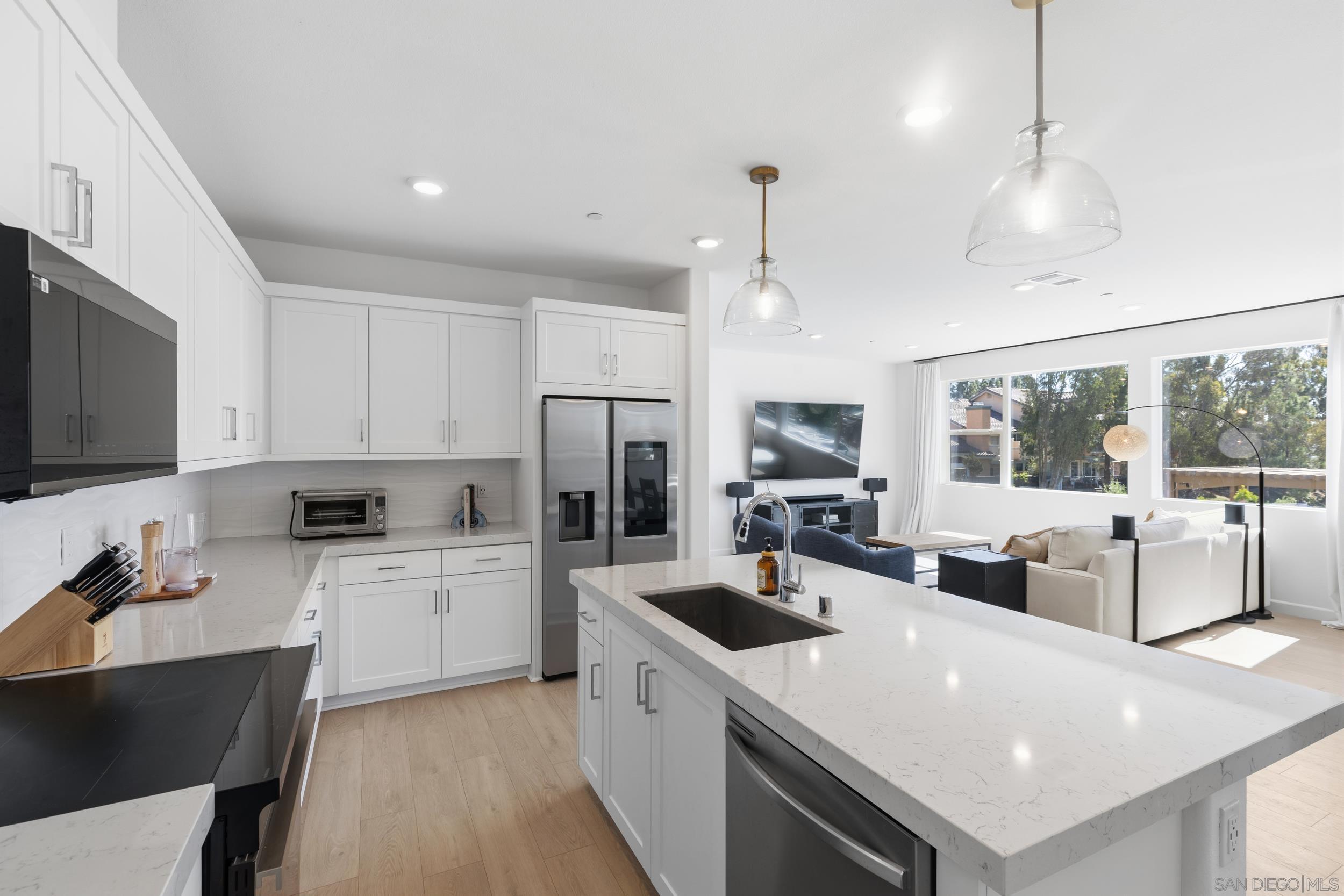 Detail Gallery Image 7 of 27 For 12092  Riley Ln, San Diego,  CA 92128 - 2 Beds | 2/1 Baths